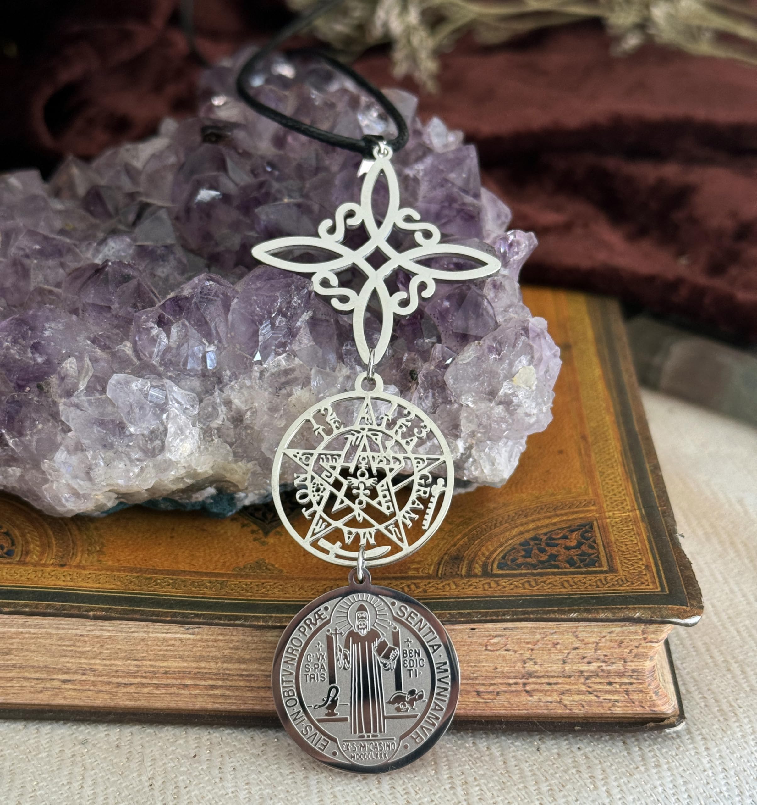 Simboliks Colgante Triple Protección con Tetragrammaton, Nudo de Bruja y Medalla de San Benito, Amuleto contra Mal de Ojo, Hechizos y Energías Negativas, Acero Inoxidable Esotérico Unisex