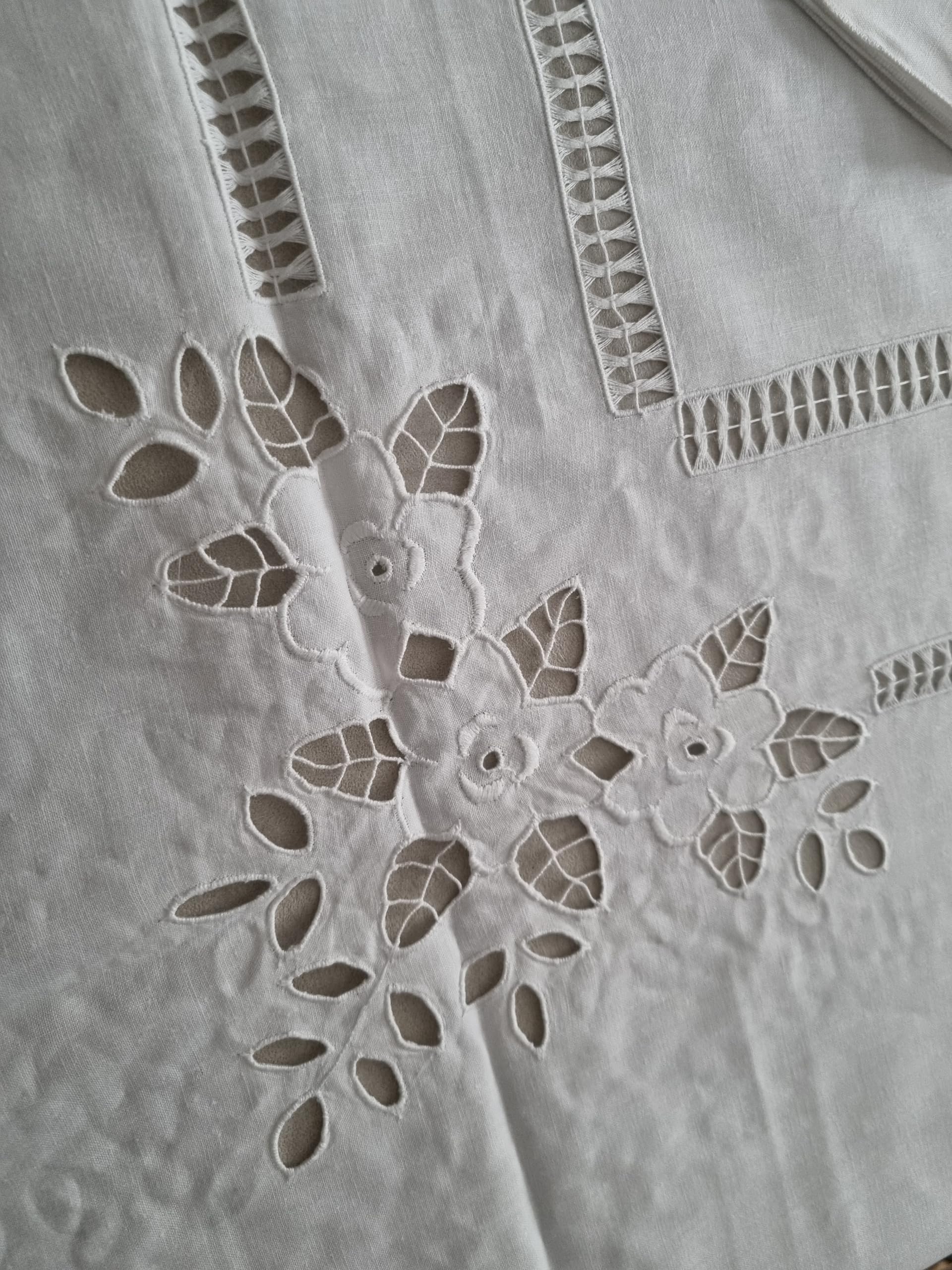 NAPPERON CHEMIN BRODE MAIN SUR GROSSE TOILE DE COTON BLANC