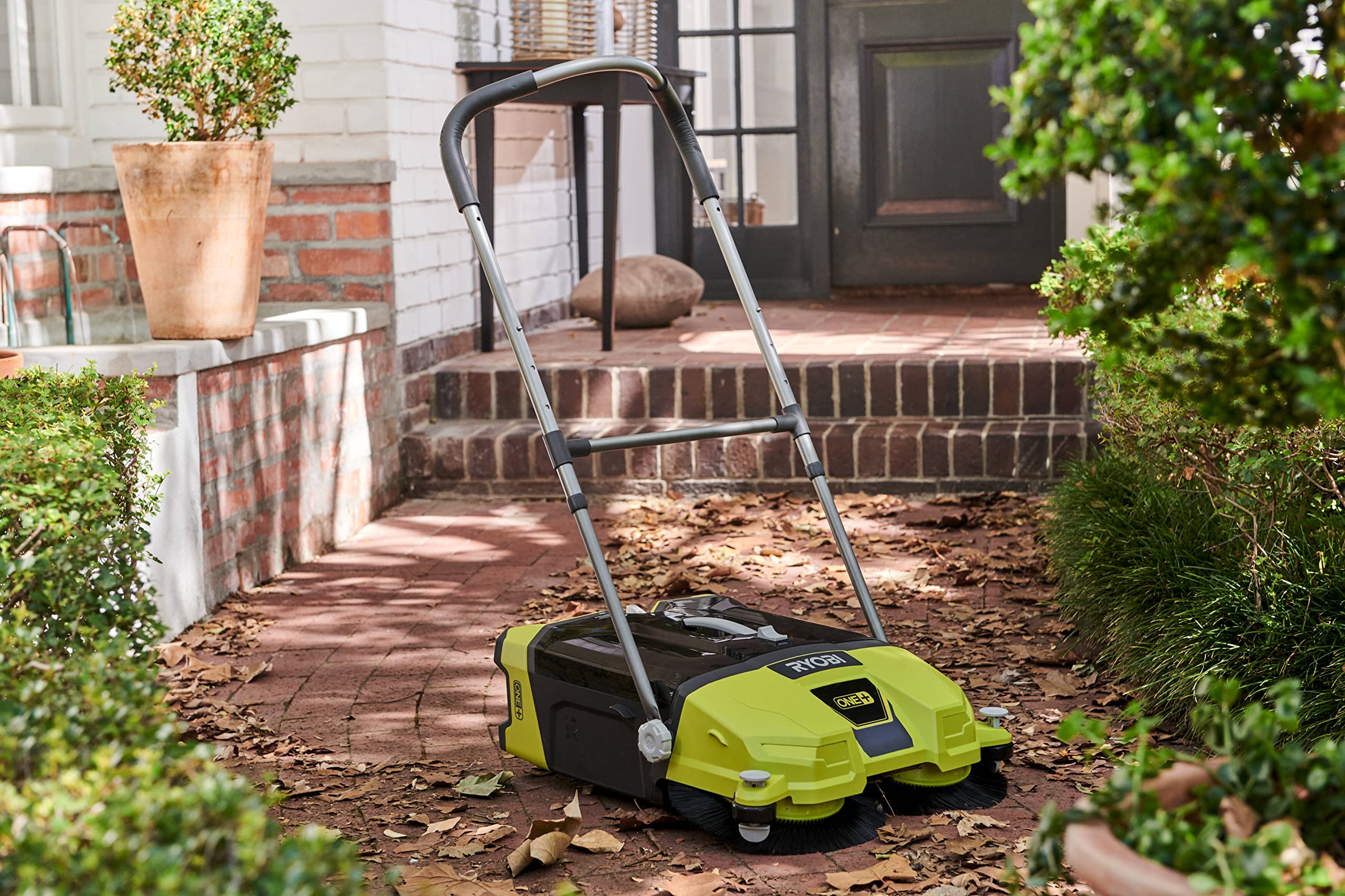 Ryobi Kabellos Akku-Kehrmaschine (18 V, Kehrbreite 53 cm, Kickschalter, Auffangbehälter 17 l, ohne Akku) R18SW3, Grün & RAKDSB02 Ersatzbürsten, 2 Stück