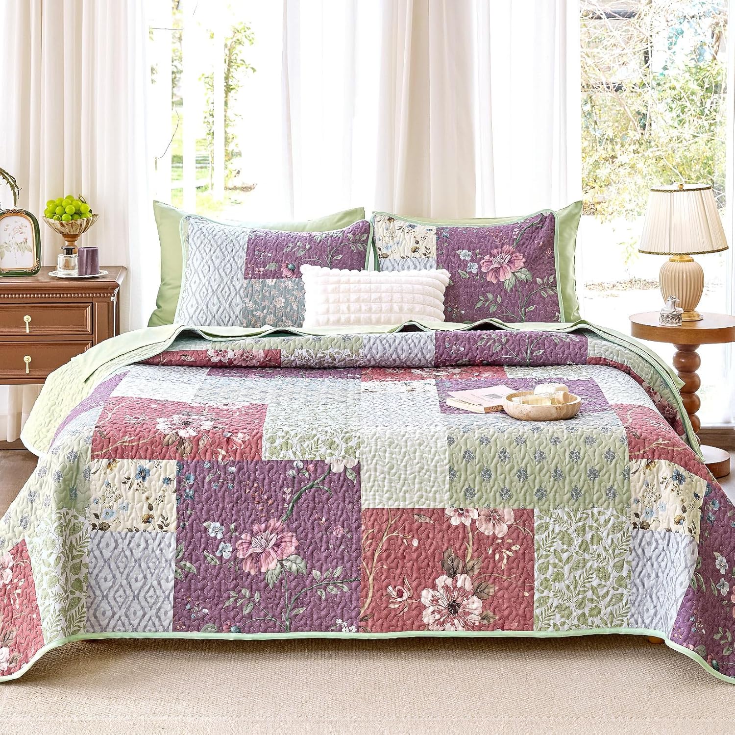 Wake In Cloud - Patchwork Quilt Set, Boho Floral Country Farmhouse Cottage Vintage Flower Pattern, Reversible Lightweight Bedspread Coverlet, 3 Pieces, Pink, Twin/Twin XL Size