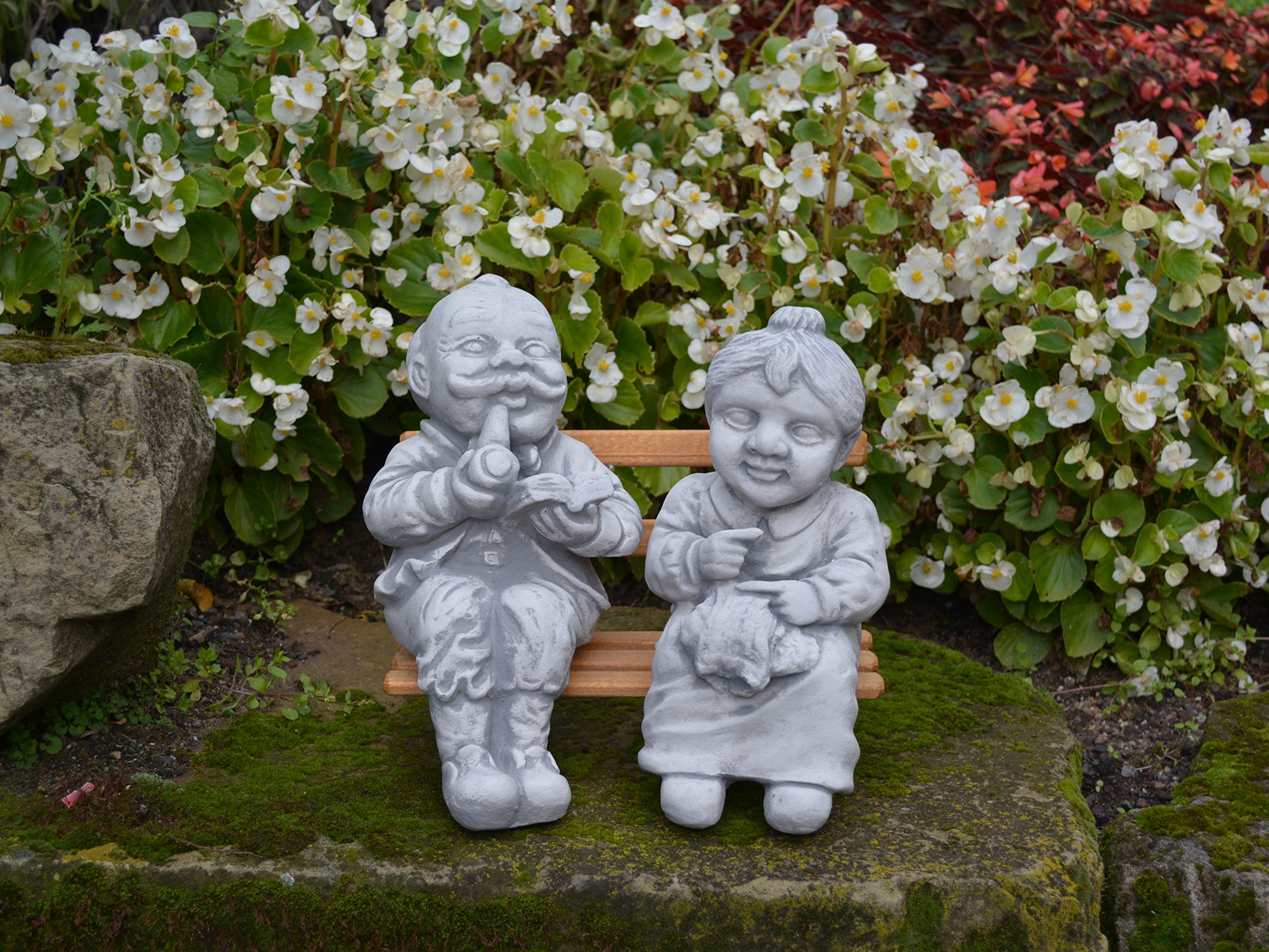 gartendekoparadies.de Opa und Oma auf Einer Bank im Garten, Steinfigur, H. 25 cm, 6 kg, Grau, frostsicher aus Steinguss für Außenbereich