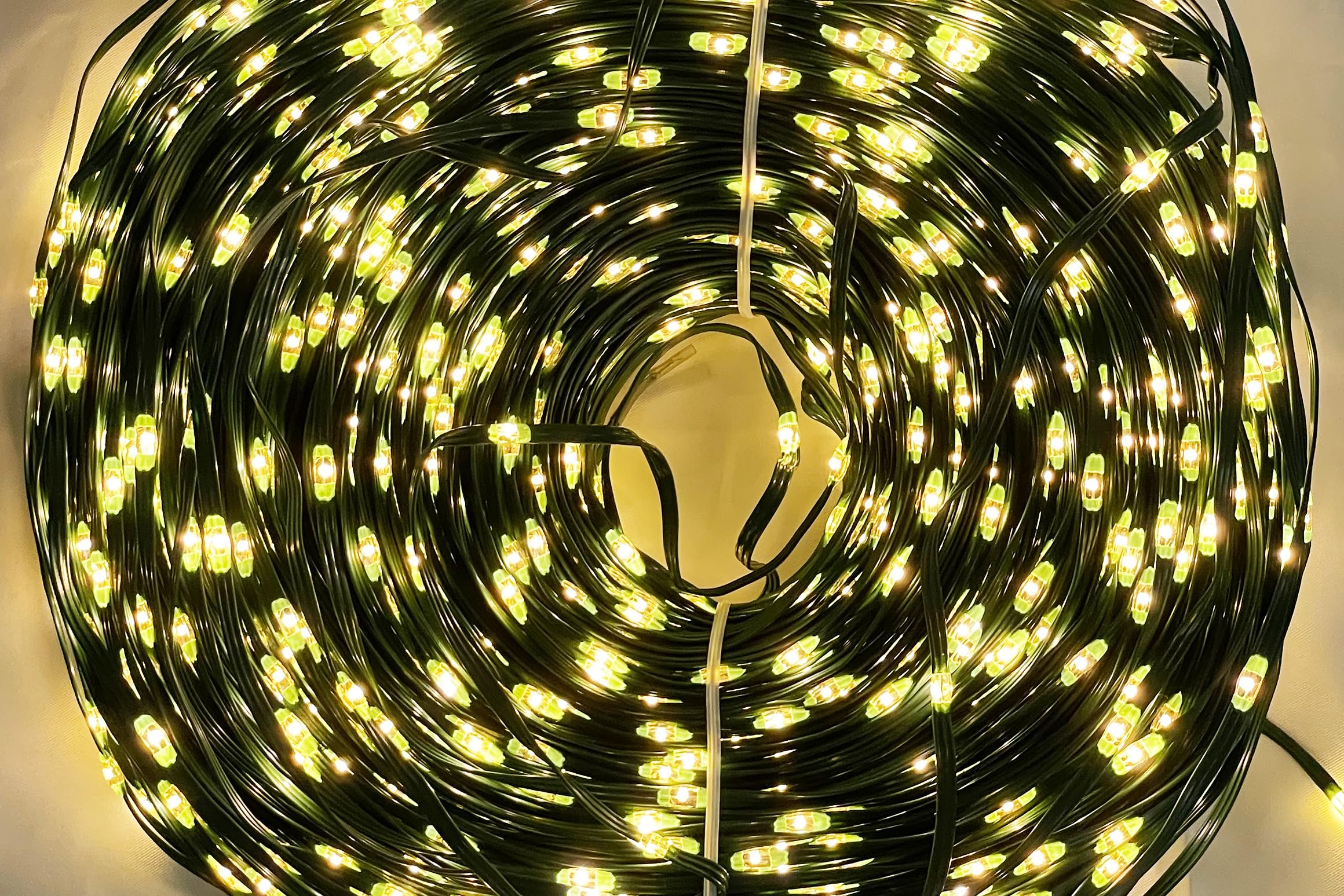 BOP Catena Luminosa 70 mt, 1000 MicroLed a Goccia Bianco Caldo 2700K | Luci Per Albero di Natale e Decorazioni Natalizie, Adatte per Interno ed Esterno, 8 Giochi di Luce, Cavo Verde in soft PVC