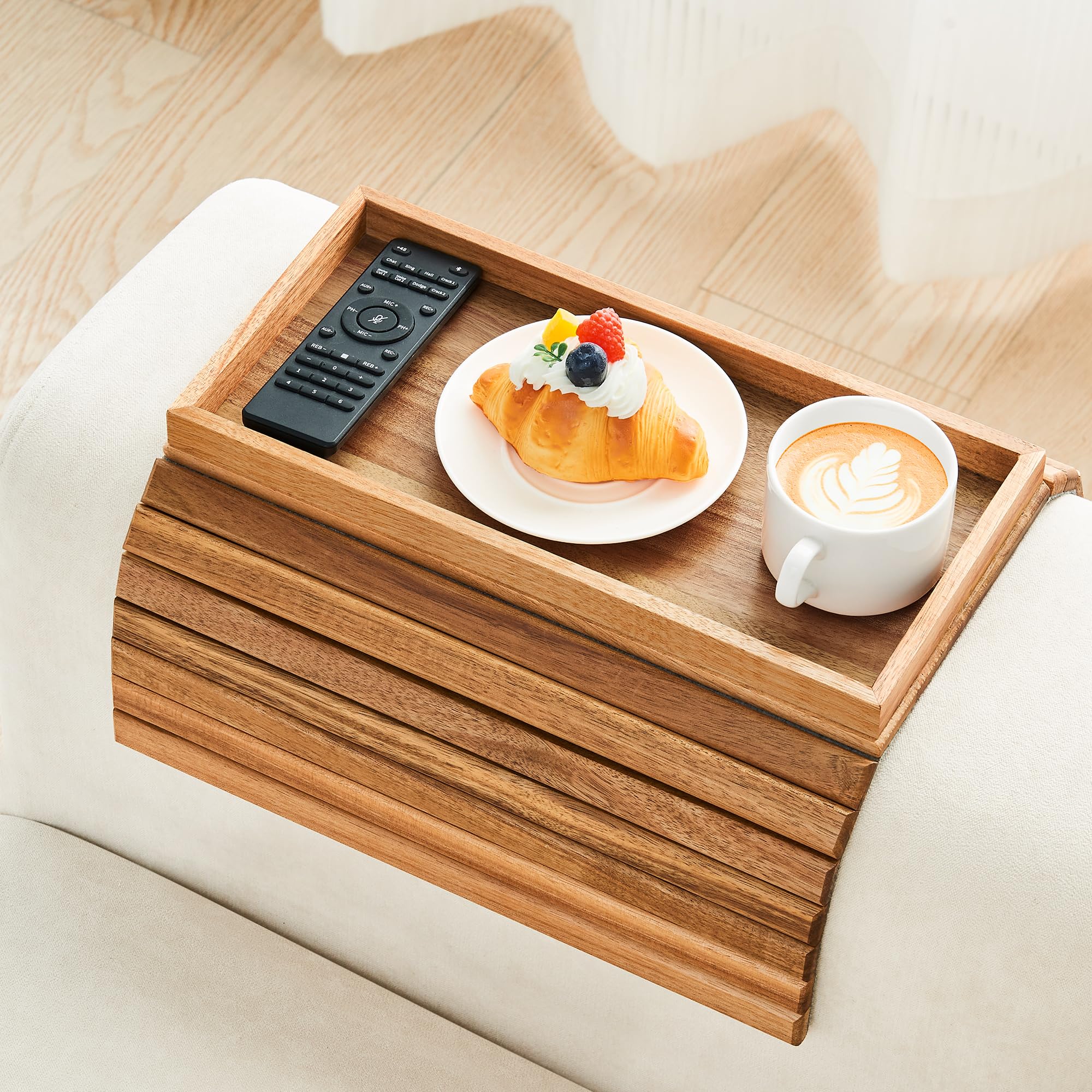 LOVYANXUE Bandeja de madera de acacia, mesa plegable para reposabrazos de sofá con almohadilla antideslizante, bandeja para brazos y portavasos para bebidas, café, aperitivos, teléfono, control remoto
