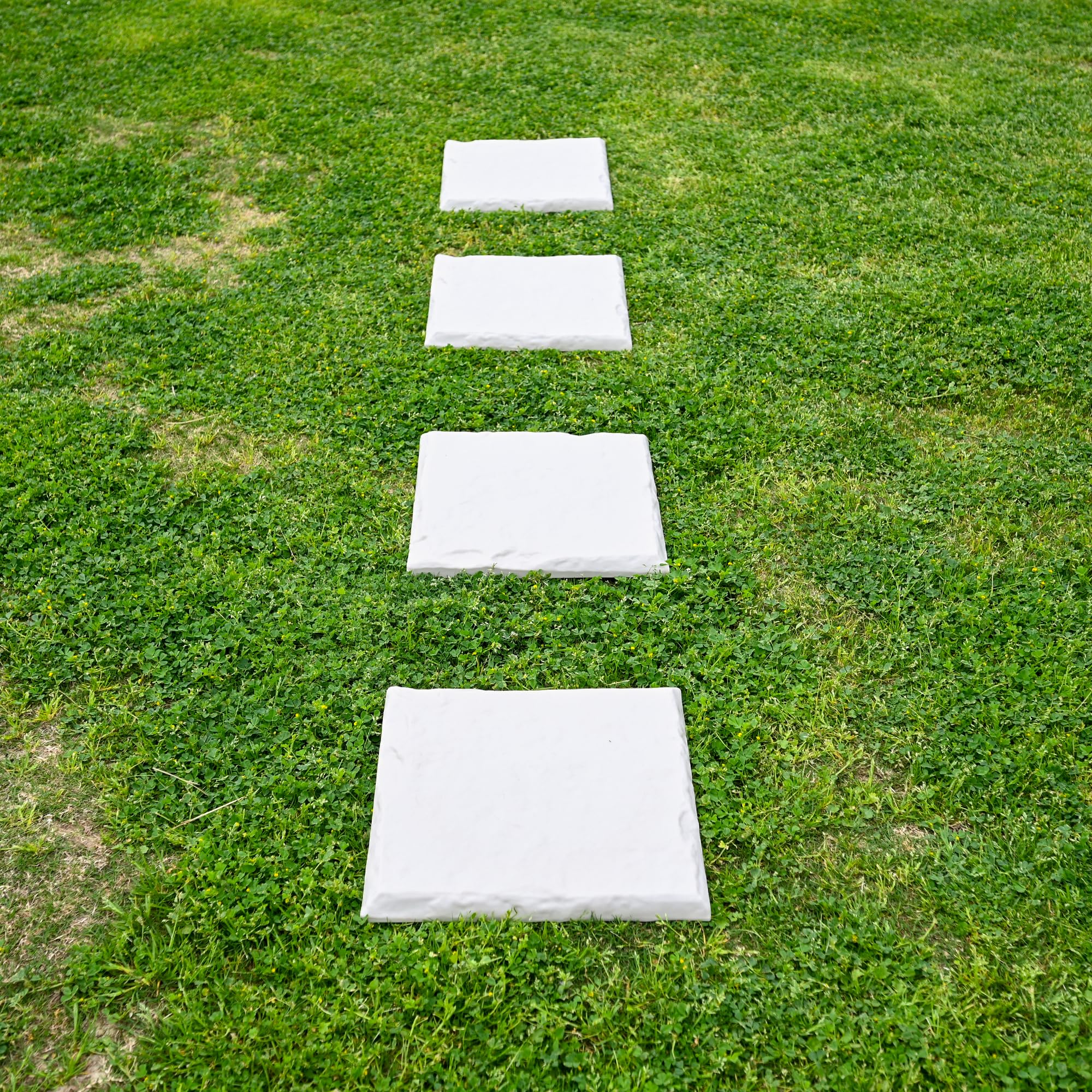 Lot de 4 pierres d'allée de jardin avec piquets - En plastique PP de qualité supérieure - 39 x 39 cm - Résistantes aux intempéries - Montage facile - Beige