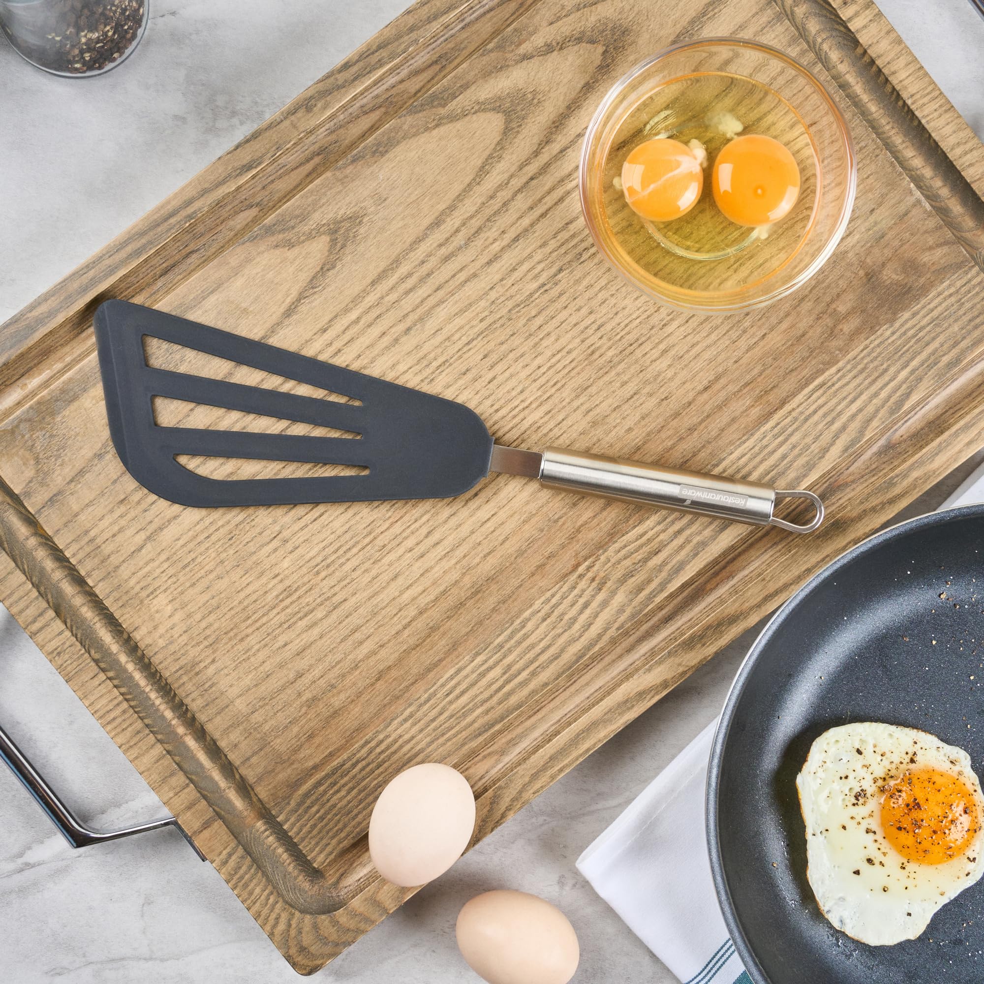 Restaurantware - Espátula de cocina estándar alemana de 12.7 pulgadas, 1 espátula de pescado resistente al calor, hoja ranurada, lavavajillas, espátula de nailon negro con mango de acero inoxidable,