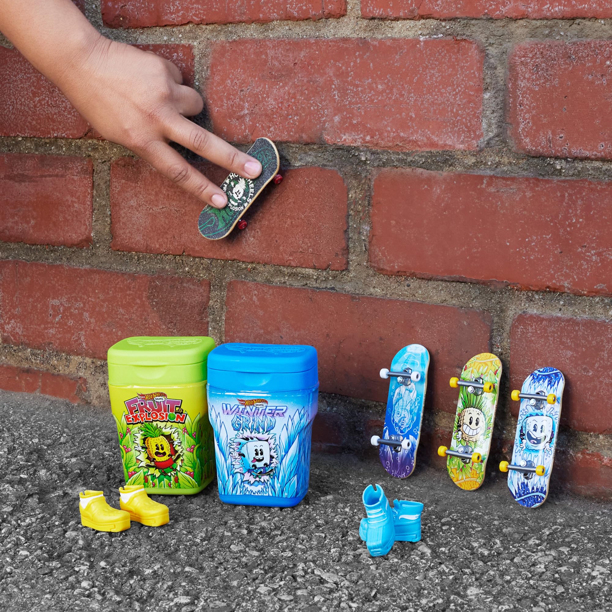 Hot Wheels Skate - Pacchetto Skate Profumati, include 2 tavole fingerboard esclusive 1 paio di scarpine da skate, 2 contenitori profumati, giocattolo per bambini, 5+ anni, HWV21