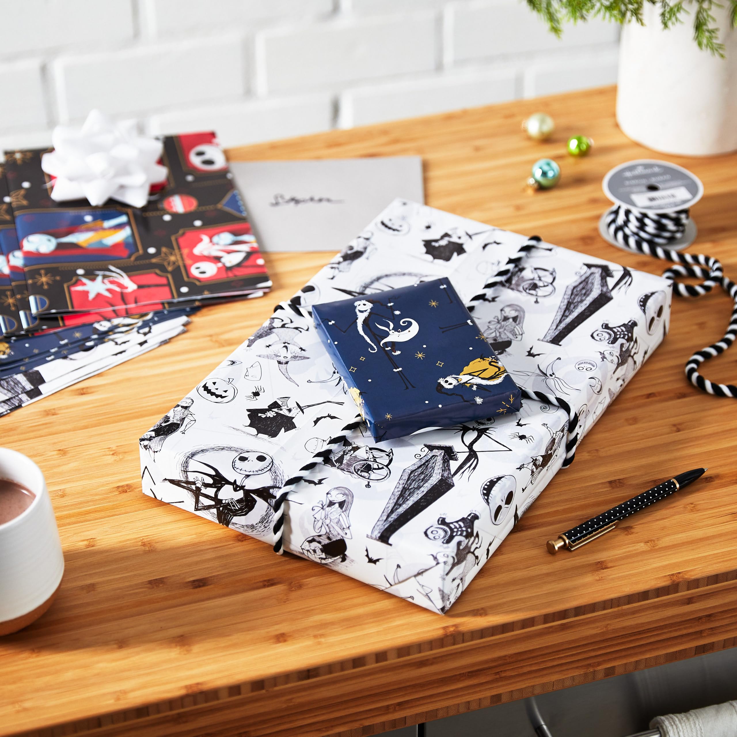 Hallmark Nightmare Before Christmas Flache Geschenkpapierbögen mit Schnittlinien auf der Rückseite (12 gefaltete Blätter) für Weihnachten, Geburtstage, Halloween