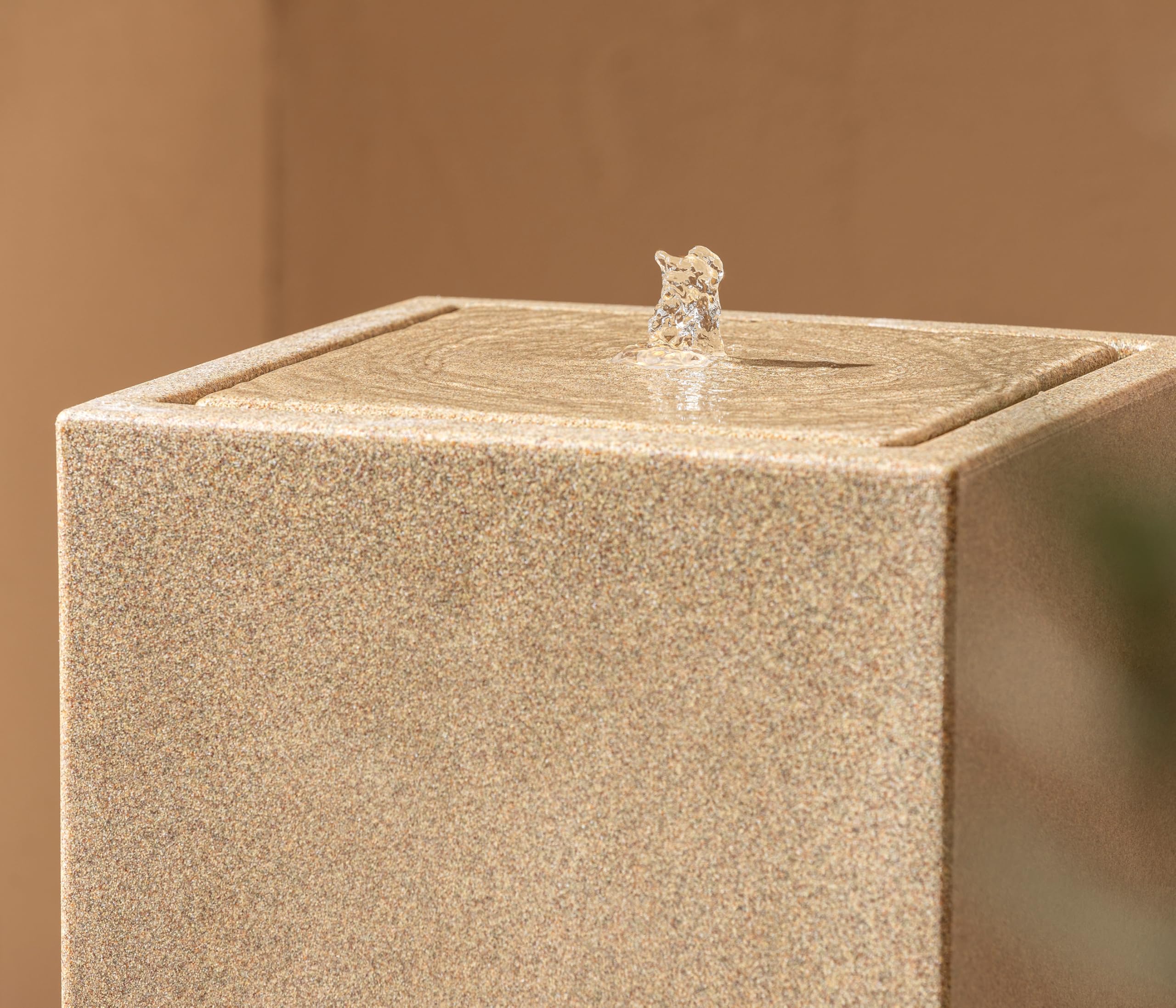 Dehner Solarbrunnen Glonn, Solarbrunnen frostbeständig, Brunnen für Außen, mit LED Beleuchtung, ca. 90 x 35 x 35 cm, Polyethylen, braun