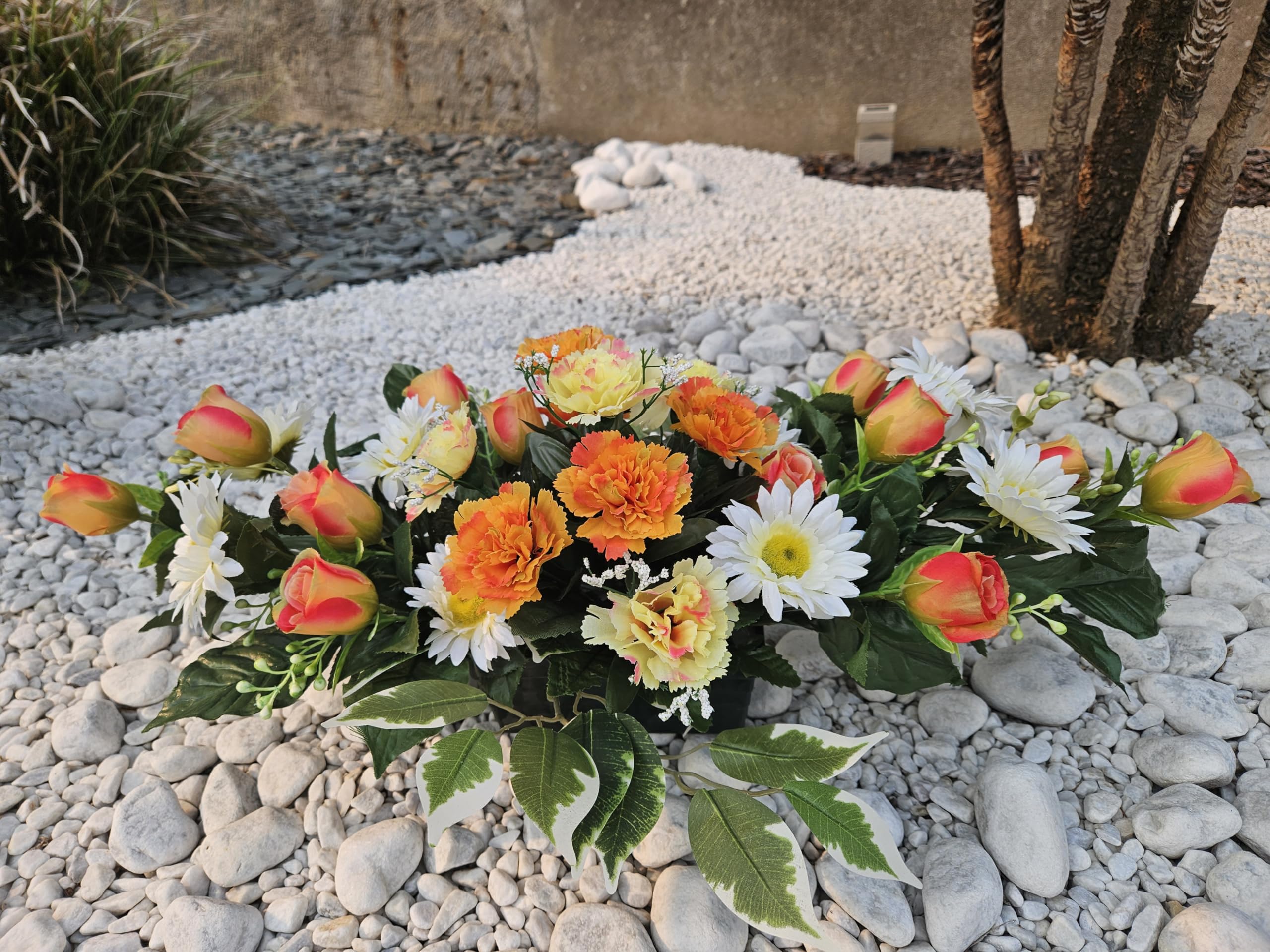 Composition de Fleurs Artificielles Lesté Ciment pour Une Parfaite Tenu à L' Extérieur. Réalisé par Nos Soins. Fleurs de Qualité.