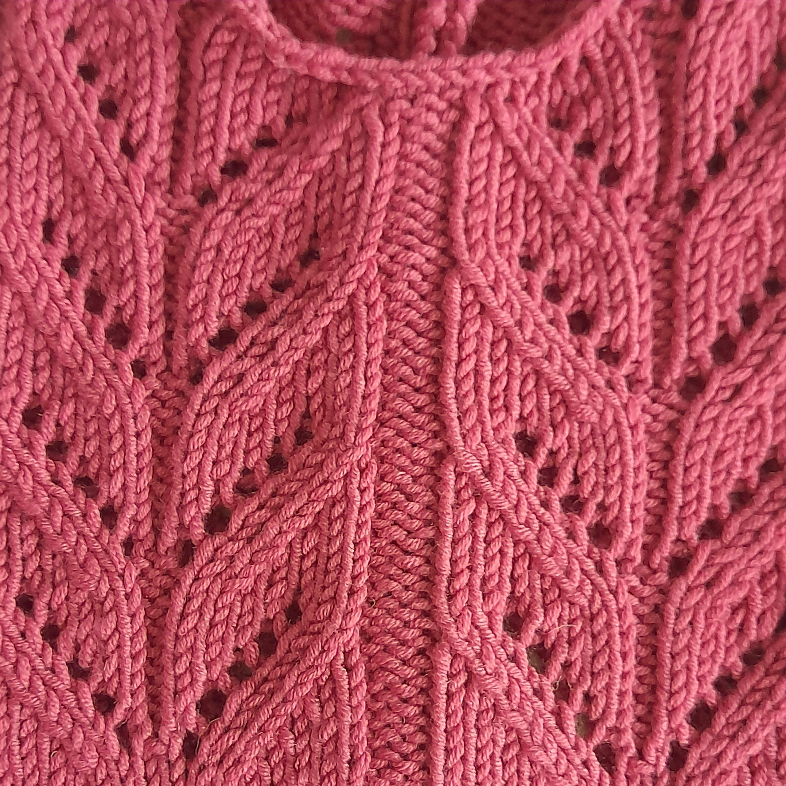 Pagliaccetto neonata fatta a maglia, in lana merino lilla con bottoncini di legno e cuori. Idea regalo di nascita. ARTICOLO ORIGINALE E UNICO MOMpATchWORK