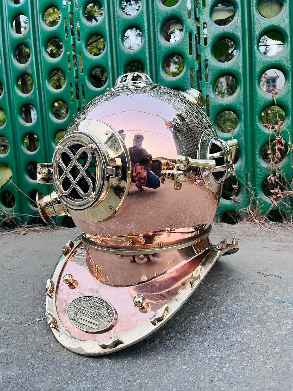 Set Di Illustrazioni Di Caschi Subacquei In Stile Monocromatico Casco Subacqueo Gm1313768381 402181911 - Foto 7