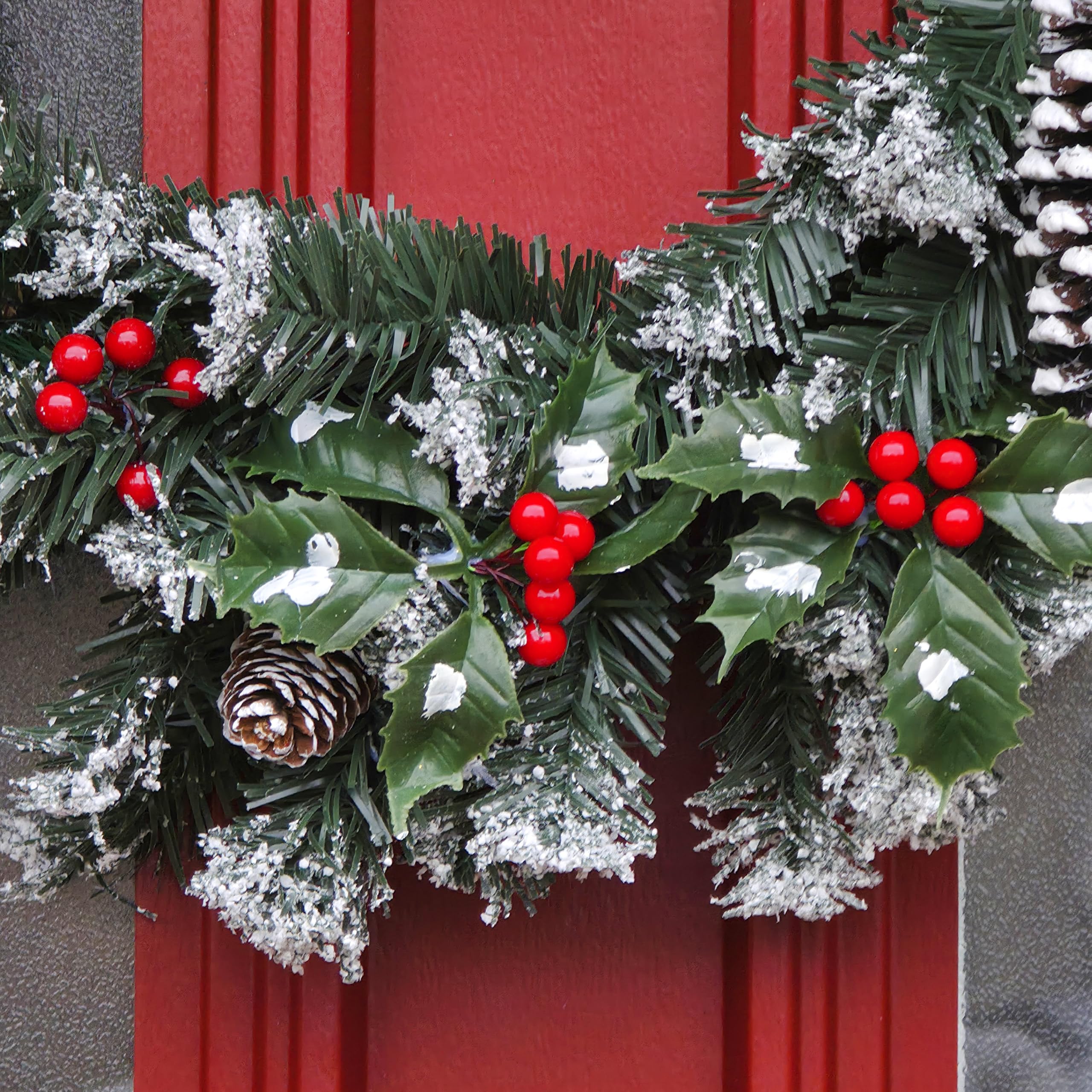 HomeZone® Festive Couronne de Noël décorée de neige avec baies et pommes de pin 50 cm