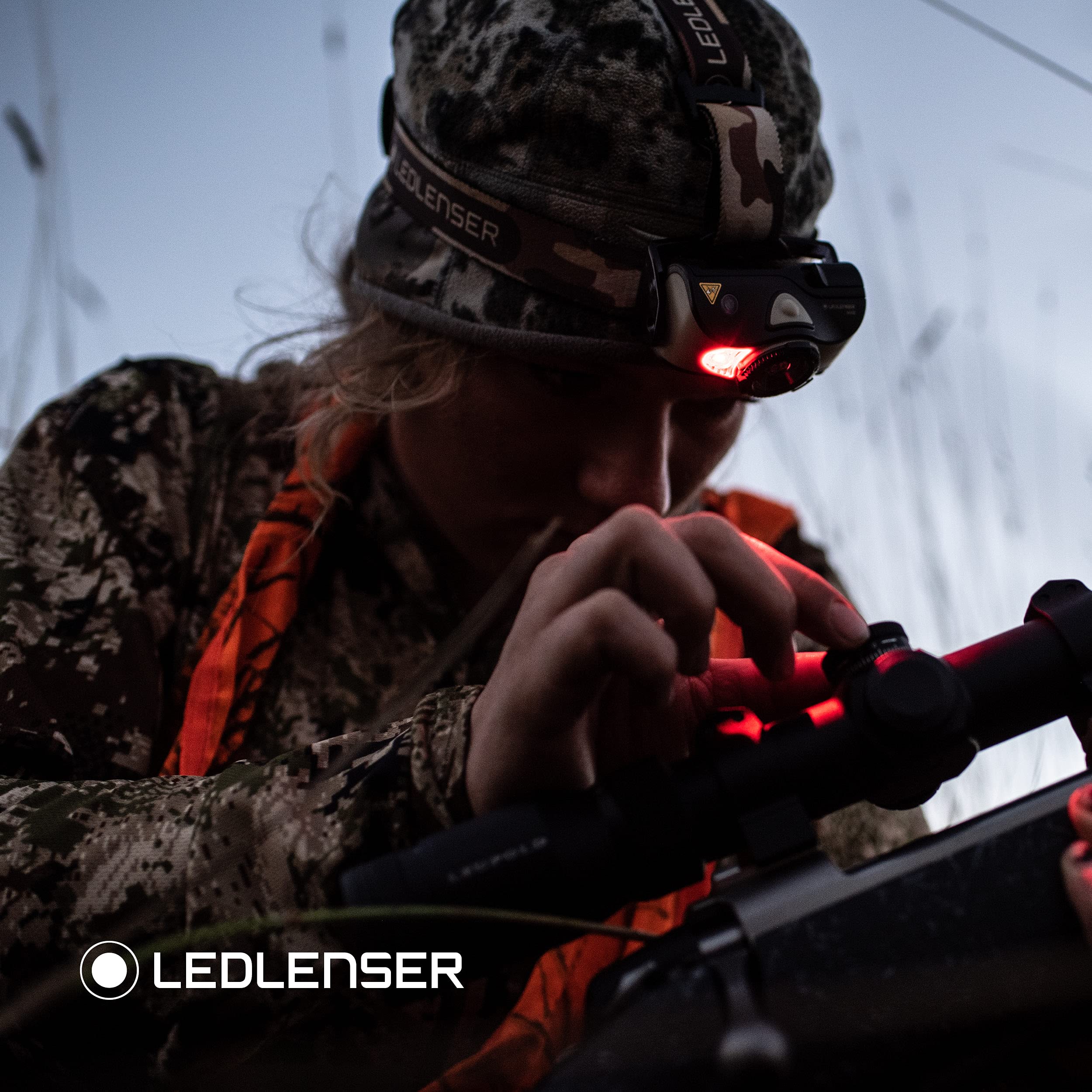 Ledlenser MH8 Akku-LED-Stirnlampe, 600 lm, RGB-Lichtmodi, IP54, 139g | Dual Power, fokussierbar, 200m Leuchtweite, bis zu 60h Leuchtdauer, wiederaufladbar, ideal zum Angeln, Campen & Wandern