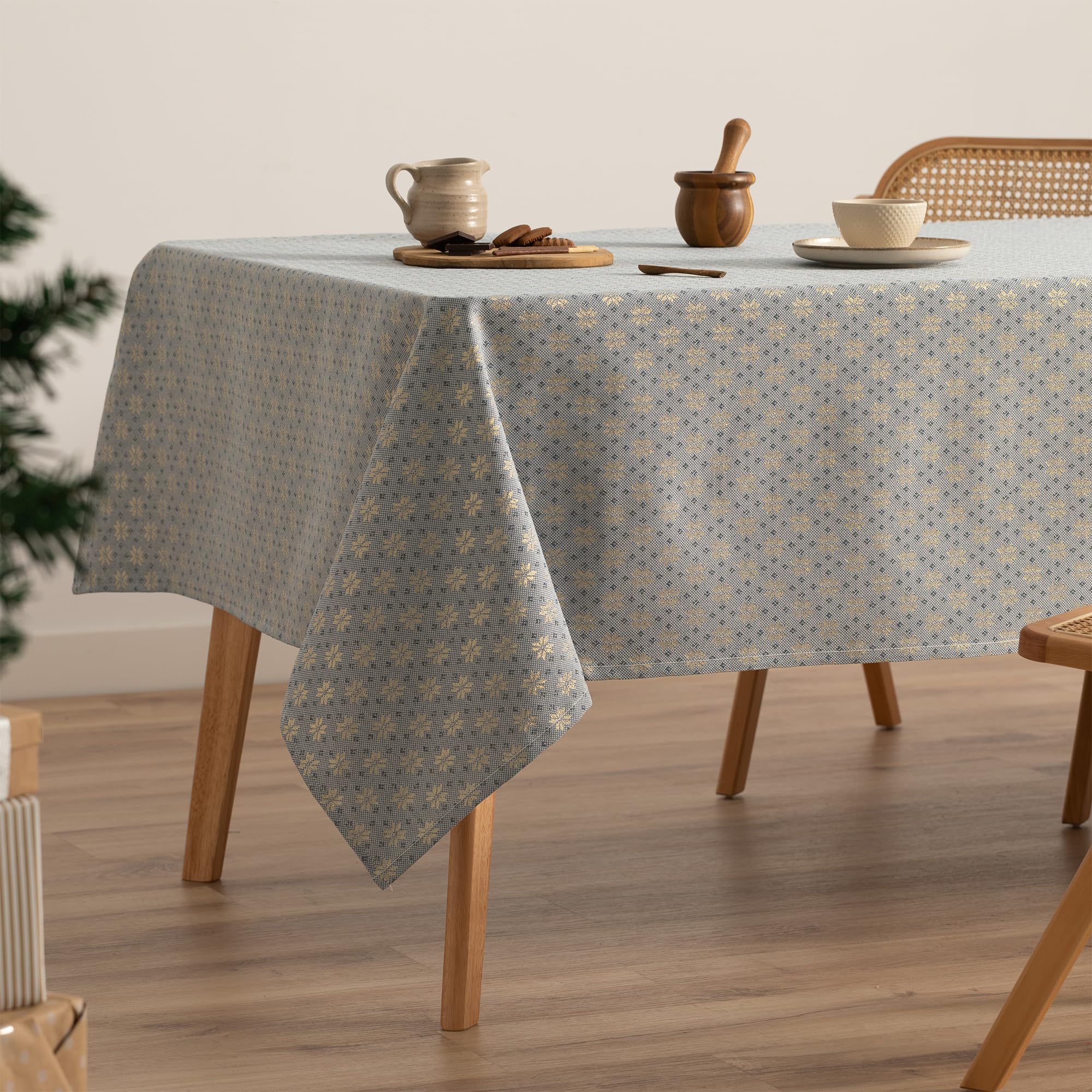 Nappe de Noël bleu nuit et fil doré pour sublimer votre repas de réveillon