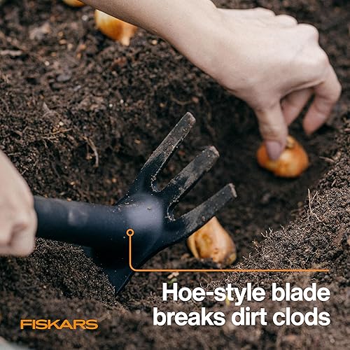 Miniatura 7 de Fiskars Azada cultivadora ecológica con diseño de doble función, hoja cónica, dientes de cultivador, mango ergonómico y construcción resistente a