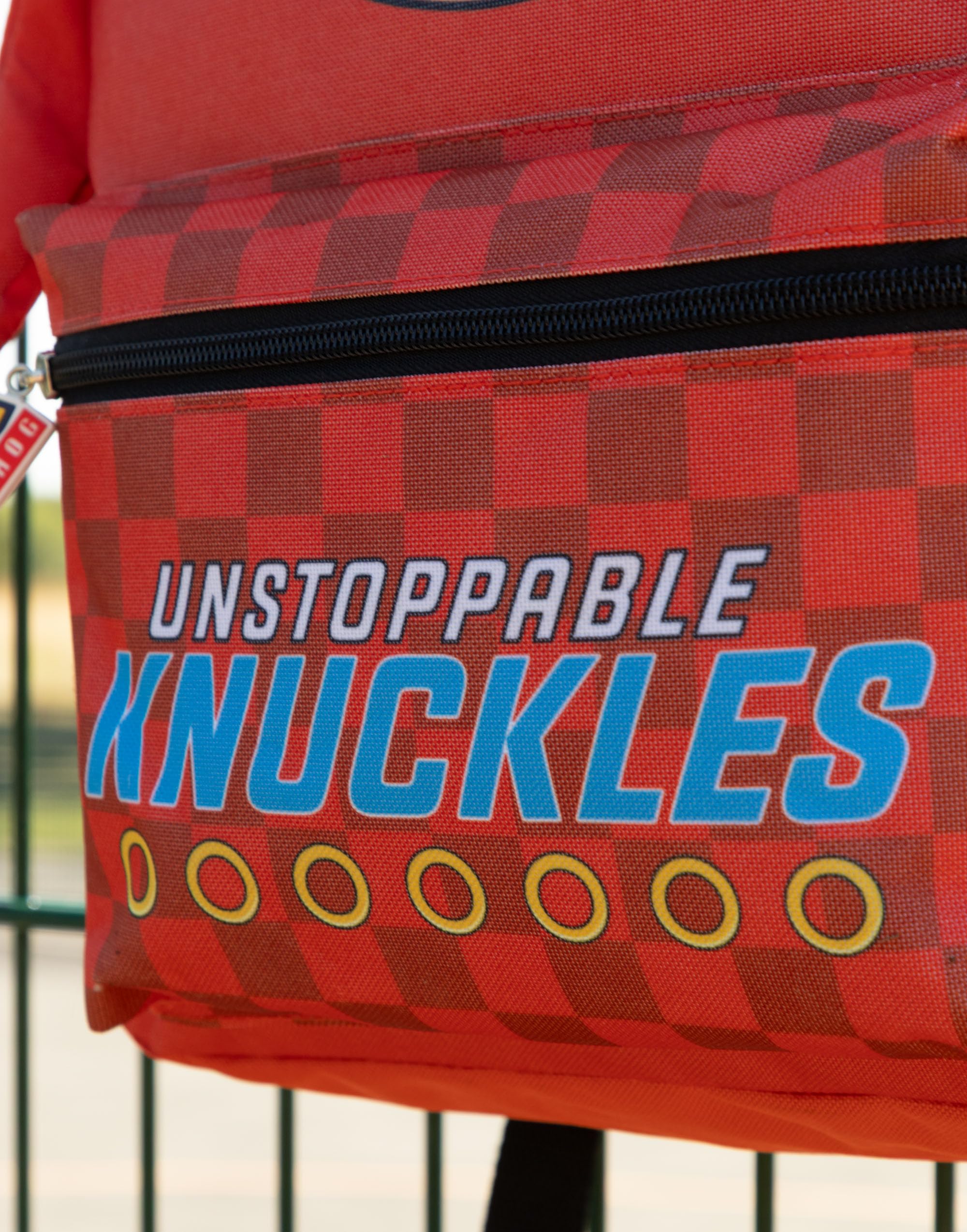 Sonic The Hedgehog Mochila 3D de Knuckles el Equidna para niños | Bolsillo frontal con cremallera a cuadros rojos y texto ¡Knuckles Imparable! | Mochila escolar con el personaje