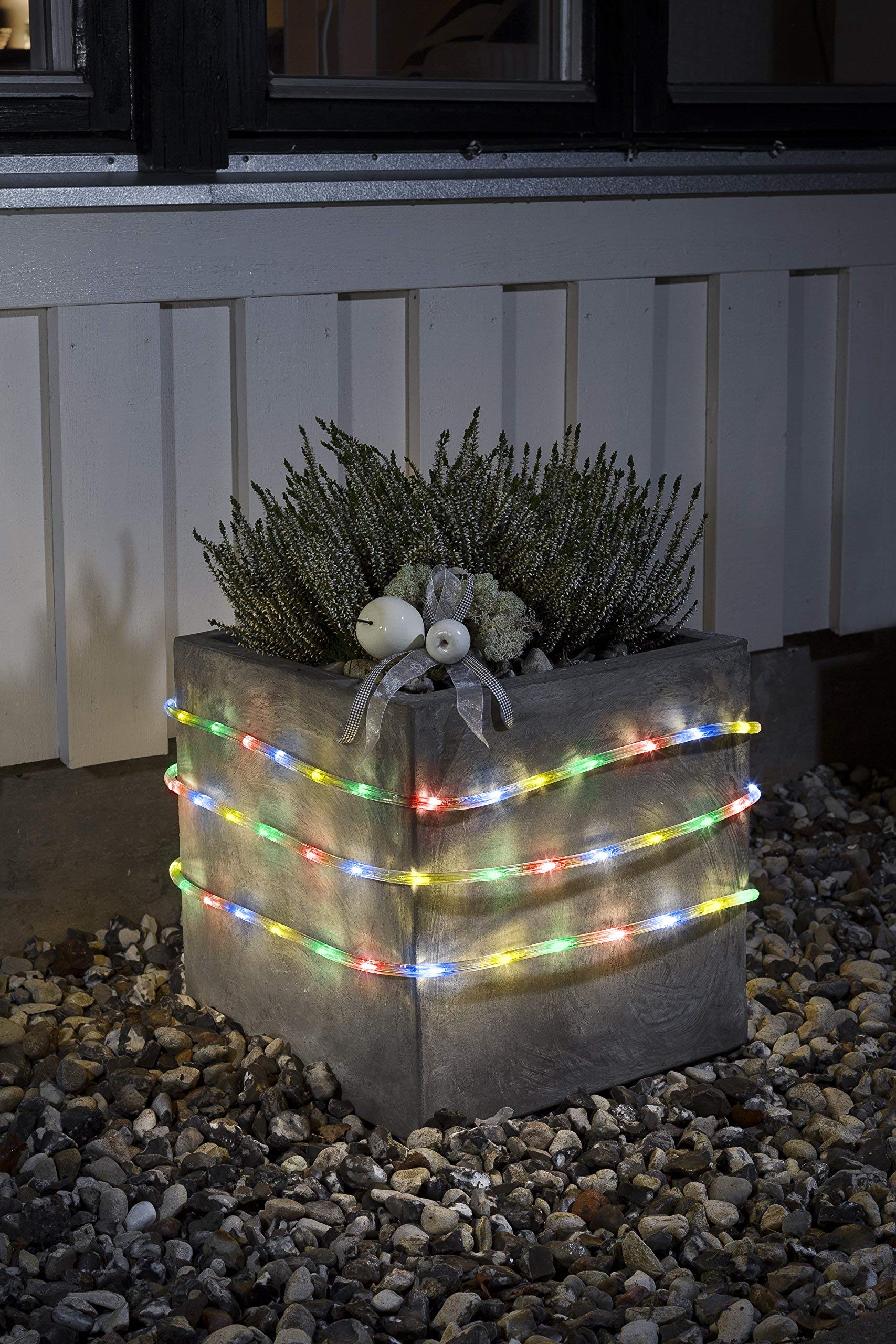 Konstsmide LED Lichterschlauch, 18m, mit Lichtsensor und 6h und 9h Timer, 288 bunte Dioden, batteriebetrieben, Außen (IP44), 4 x D 1.5V (exkl.) - 3746-500