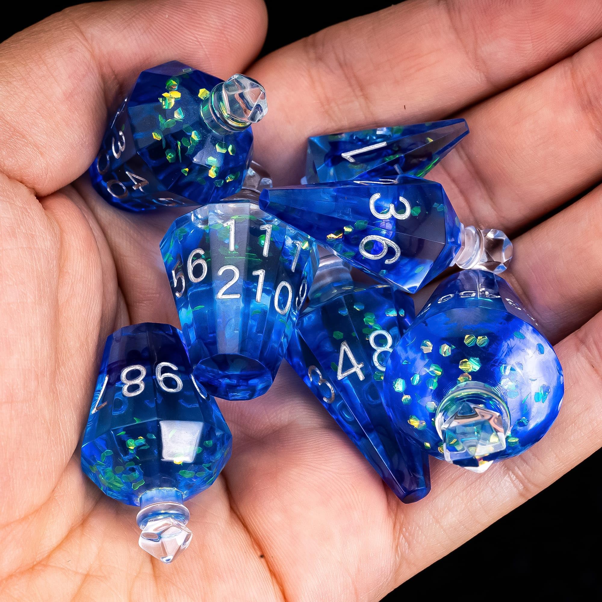 Lot de 7 dés DND Potion DND, dés polyédriques transparents à bords tranchants, pour jeux de rôle Donjons et Dragons (soie bleue avec échelle)