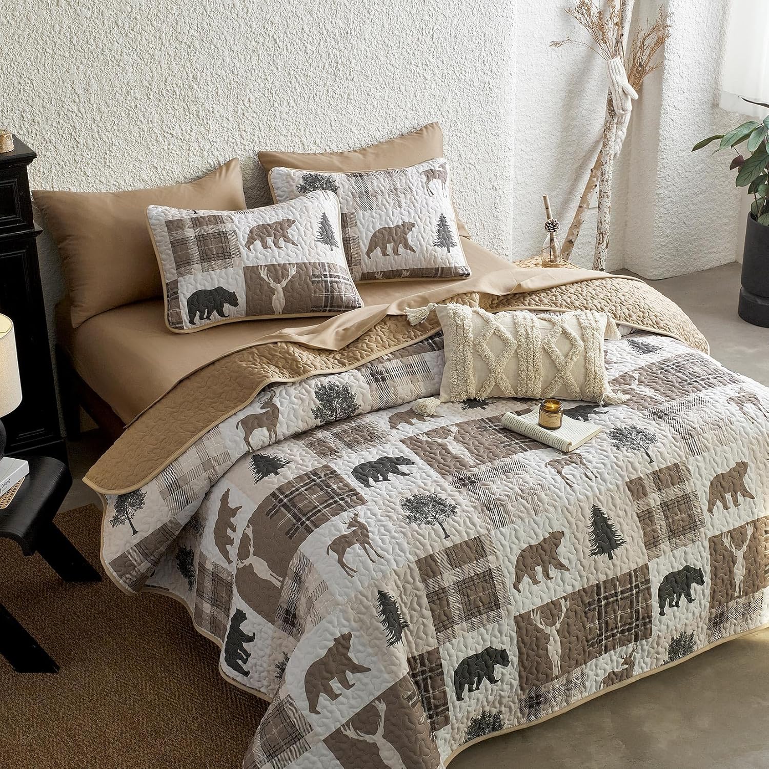 Wake In Cloud - Rustic Quilt Set, Cabin Lodge Christmas Bear Moose Deer Wildlife Western Patchwork Country, Reversible Lightweight Bedspread Coverlet, 3 Pieces, Tan Brown, Twin/Twin XL Size
