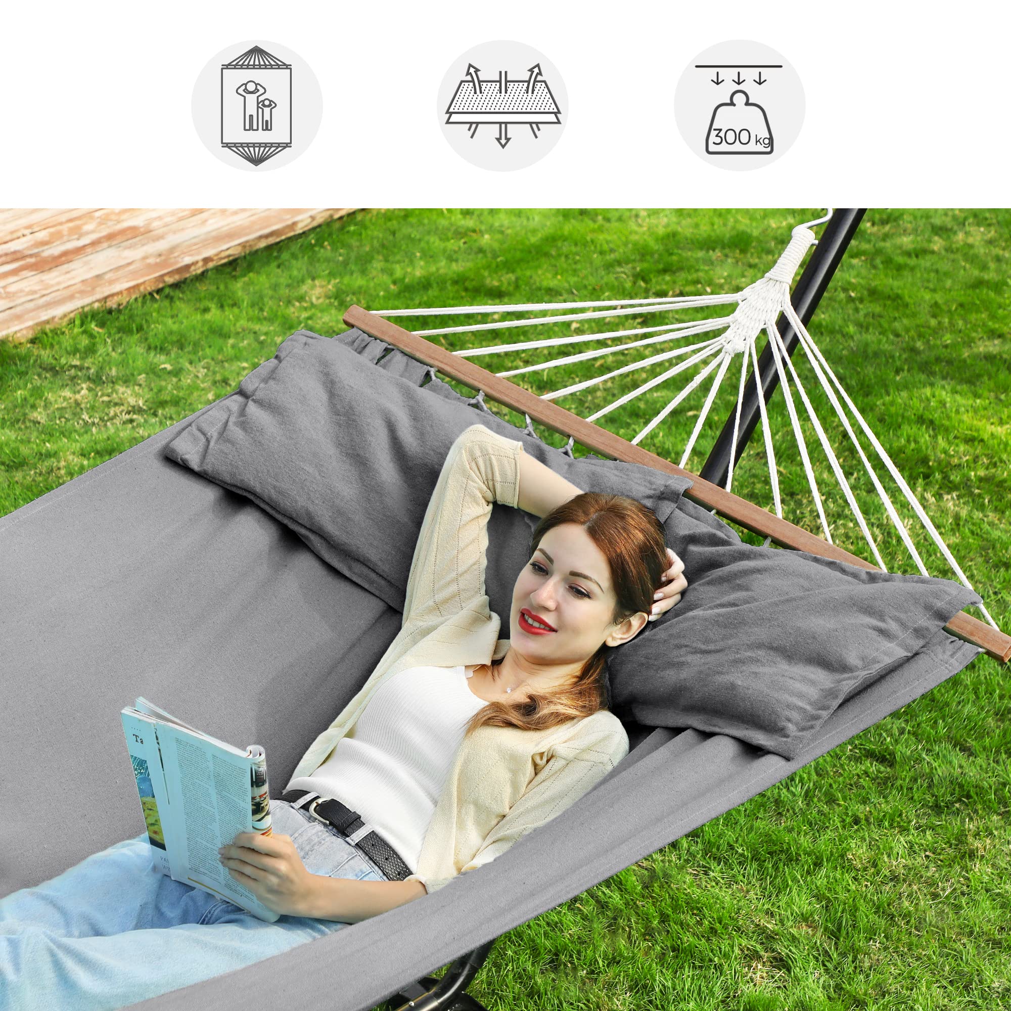 SONGMICS Hamaca, Hamaca de exterior, Cama columpio, 2 barras de madera, con 2 almohadas, Capacidad de Carga 300 kg, 210 x 150 cm, Gris GDC022G01