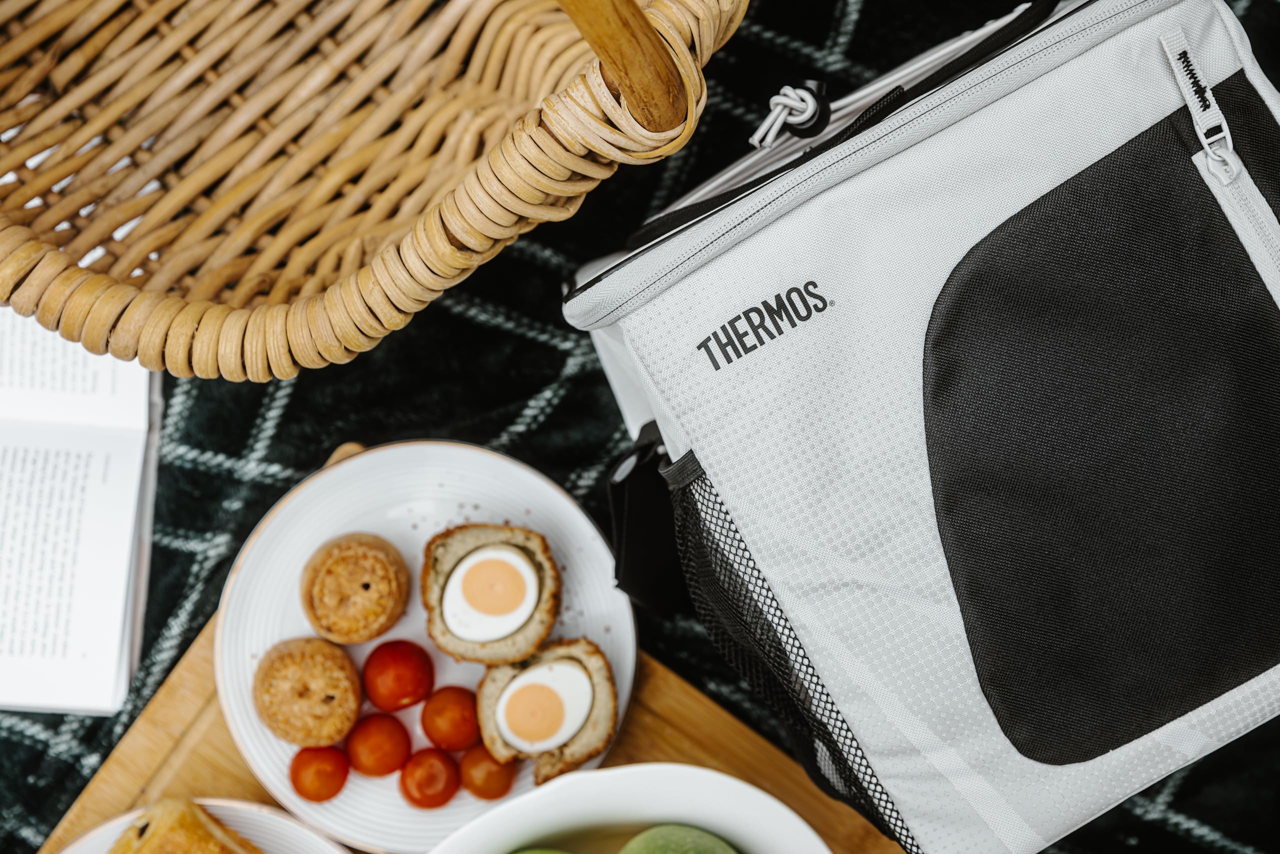 Thermos Radiance - Borsa termica da 17 l, per uso familiare, in arenaria, grande, per picnic e picnic, fodera resistente agli alimenti, isolamento Isotec che mantiene il cibo freddo per 5 ore