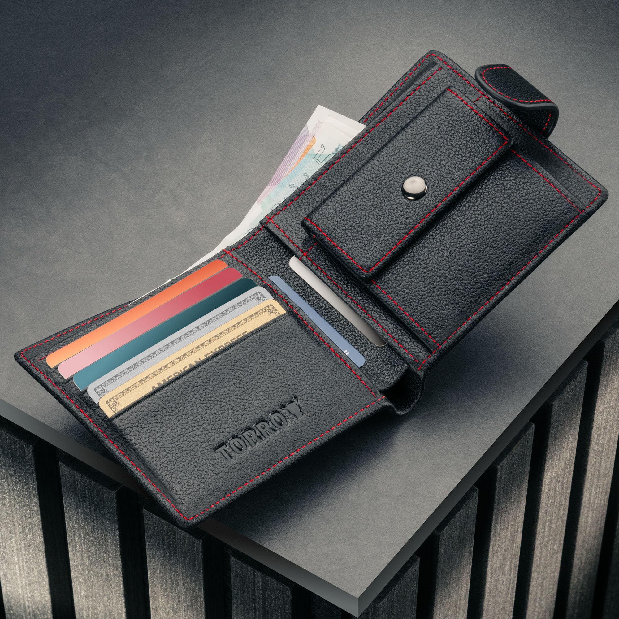 TORRO Cartera clásica de Piel– Cartera Plegable clásica de Piel de Primera Calidad con Ranuras para Tarjetas, Monedero y protección RFID (Negro con Detalles Rojos)