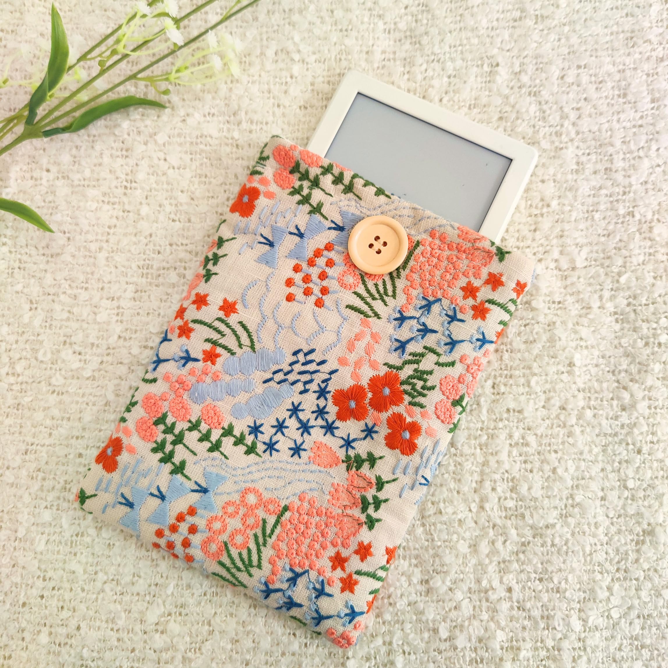 Custodia per Kindle - Cover floreale ricamata per Paperwhite/Basic (15,2 cm) e Signature (17,8 cm), con imbottitura in cotone, chiusura a bottone, accessorio, 19,8 x 15,9 cm, motivo floreale beige