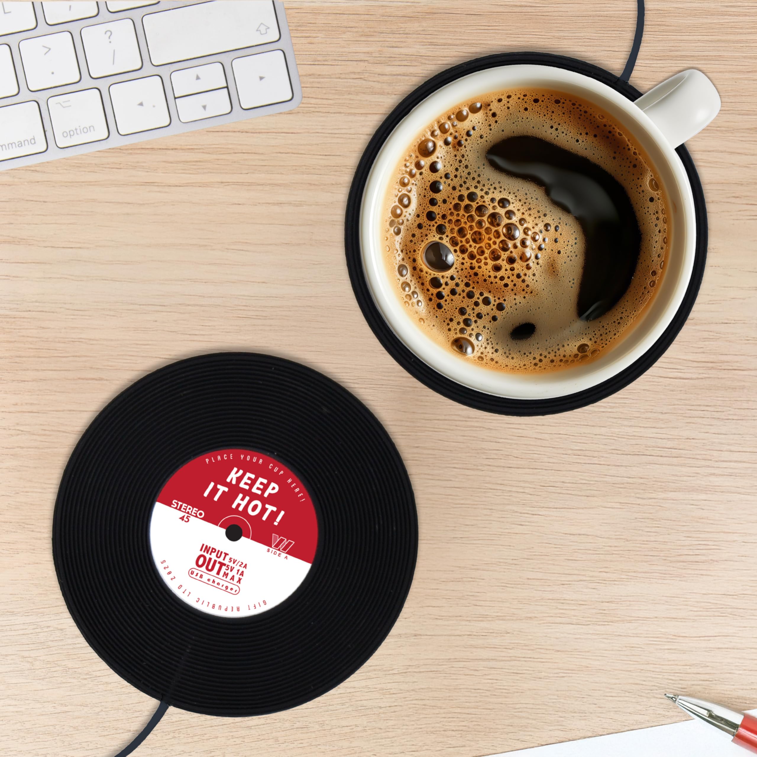 Gift Republic Chauffe-Tasse USB – Design rétro en Vinyle – Garde Le café et Le thé au Chaud à Votre Bureau – Chauffe-Boisson Chaude alimenté par USB – Cadeau Amusant pour Les Amateurs de Musique et