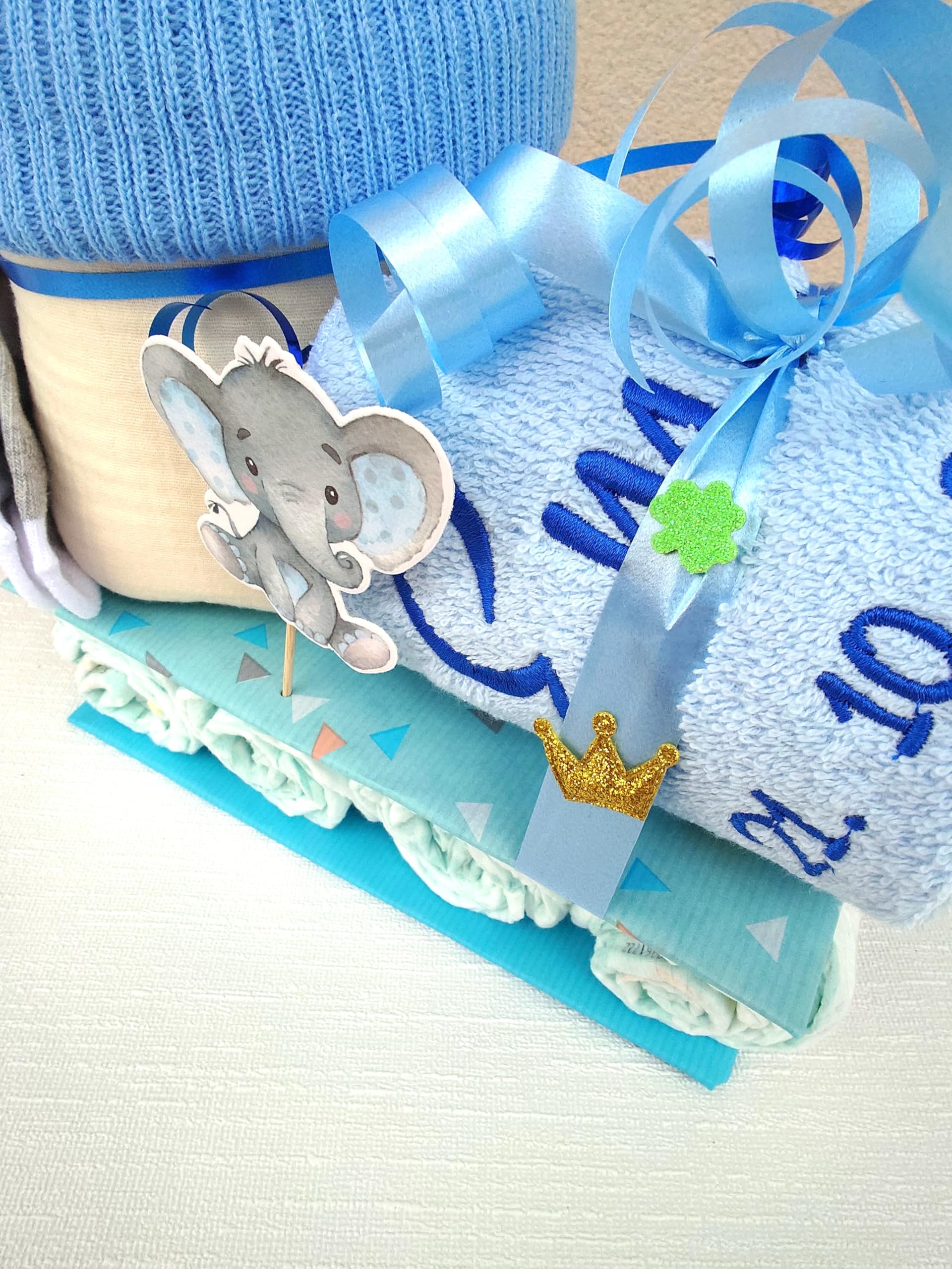 Baby Geschenk zur Geburt - Windeltorte für Junge und Mädchen - Pampers 3 Neugeborenen Windelzug mit Namen -Verschiedene Designs - Kapuzentuch personalisiert - Zubehör - Waschlappen bestickt - neutral