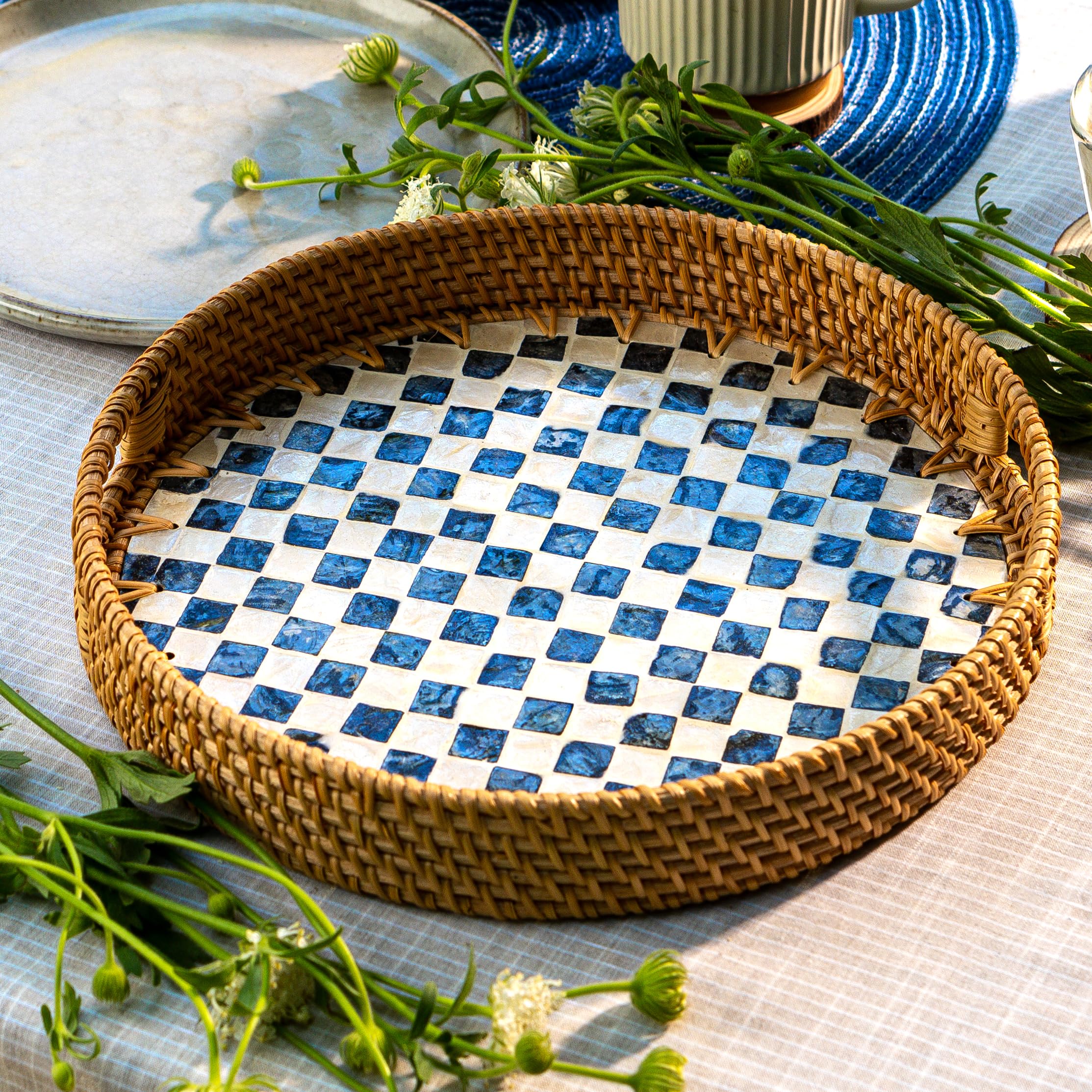 JUNGLE CULTURE Vassoio da portata in rattan, 30 cm, con intarsio in madreperla, collezione Boho, realizzato a mano con manici per la casa, vassoio rotondo per tavolo da pranzo, cestino in vimini