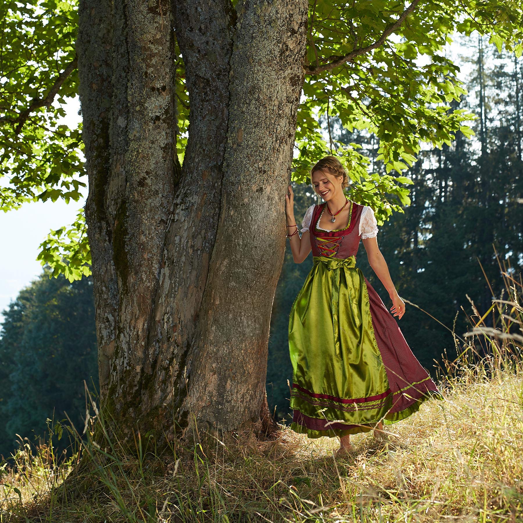 dressforfun Dirndl Damen Lang, Maxi Trachtenkleid mit Strasssteinen, feiner Schnürung, Rüschen-Ausschnitt und Zierborte, Trachtenrock Damen mit Schürze, Dirndl lang für Oktoberfest, rot/grün