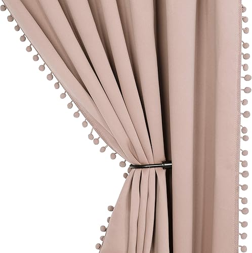 Cortinas opacas con pompones de Lordtex.