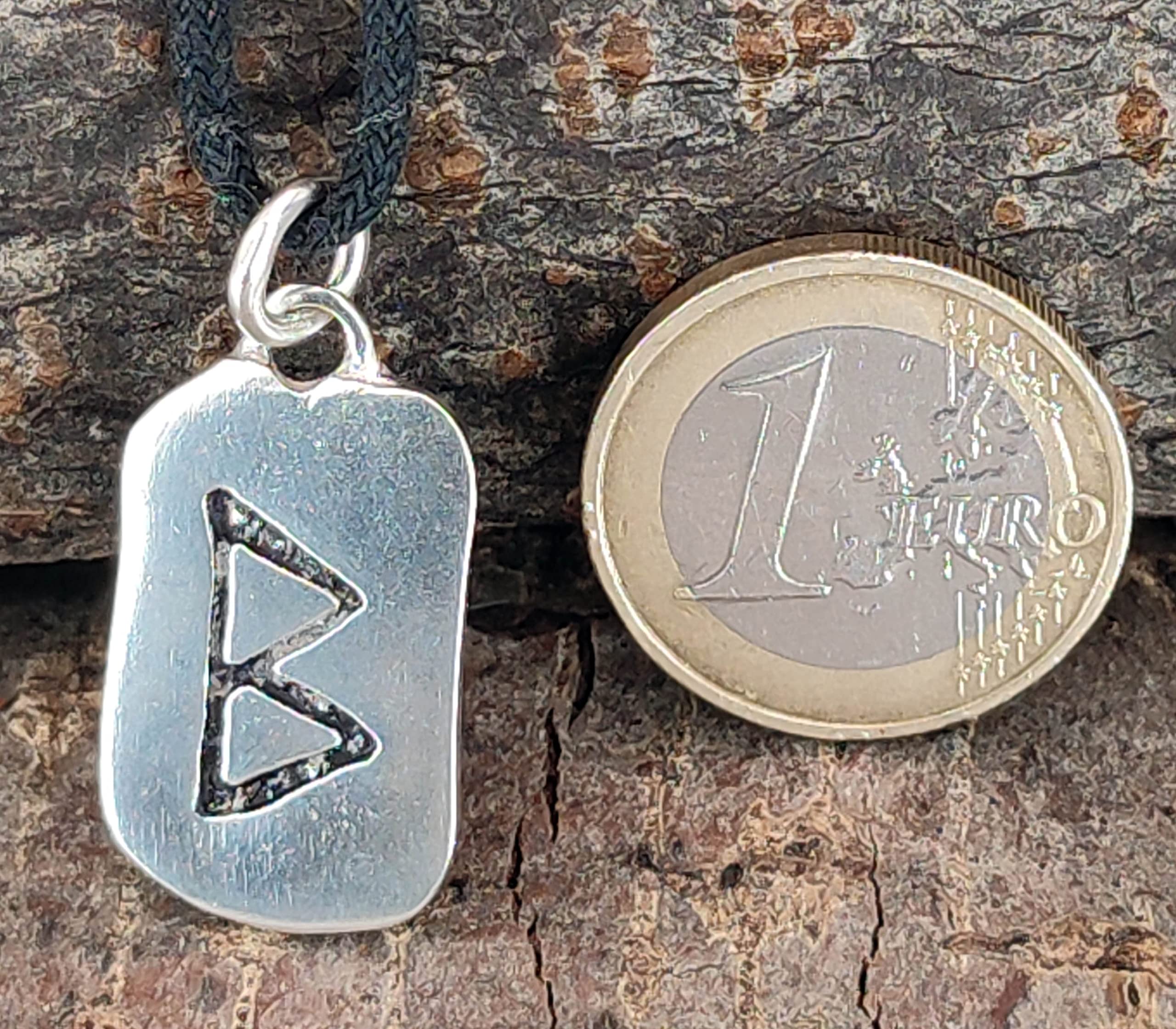 Kiss of Leather Runen Anhänger Berkana aus 925 Sterling Silber mit Baumwollband SI. 296