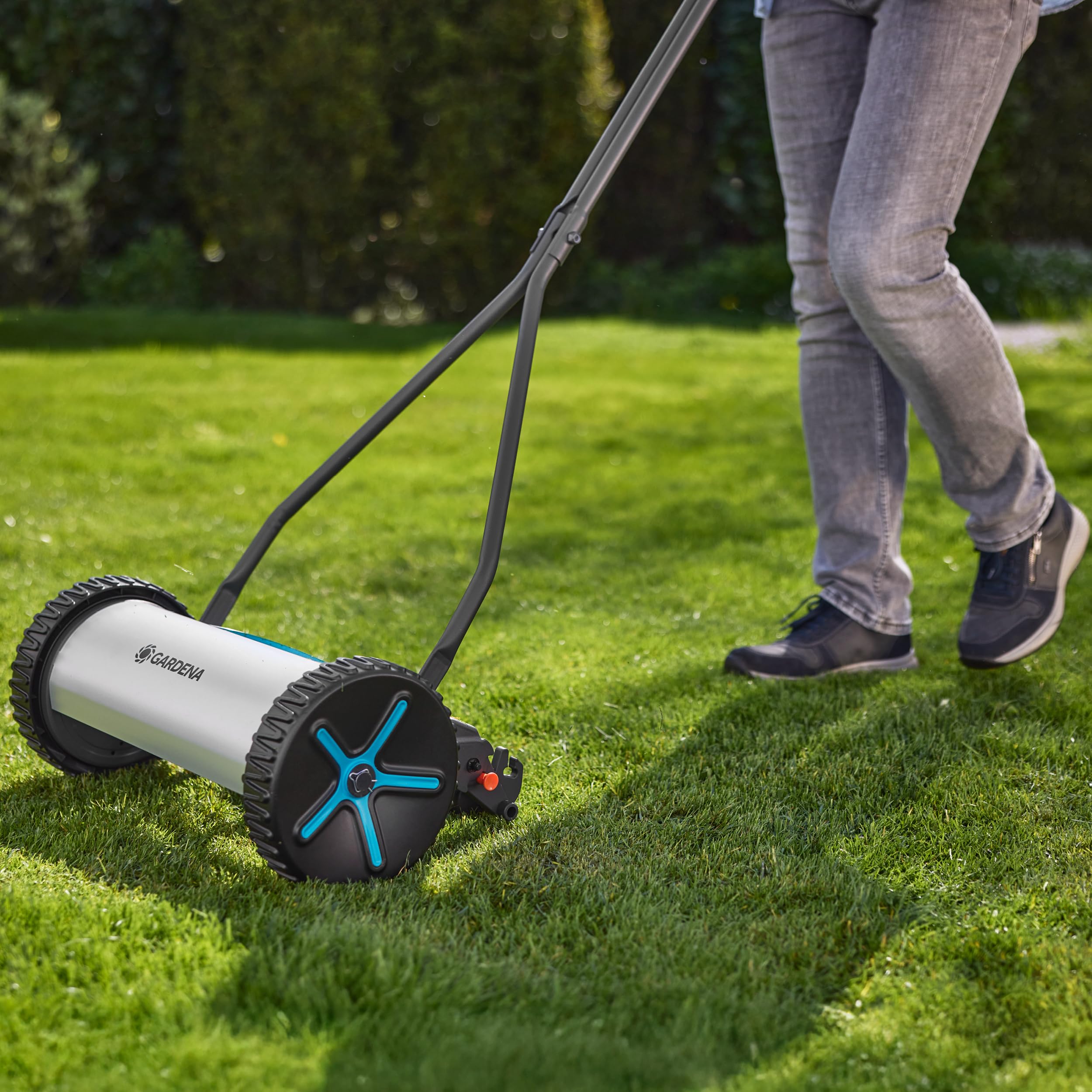 Gardena Rasaprato a Mano Elicoidale Comfort 330 Rasaprato a mano elicoidale: Prato all'Inglese, Larghezza di taglio da 33 cm, Senza fili, Facile da manovrare, Per prati fino a 150 m² (11750-20)