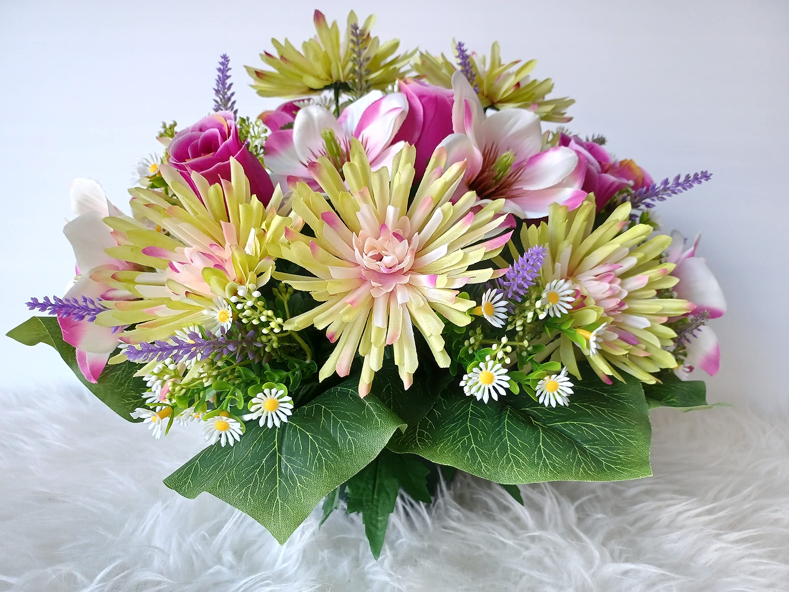 Composition de Fleurs Artificielles, Lesté Ciment pour Une Parfaite Tenue à L' Extérieur. Réalisé par nos Soins, Fleurs de Qualité.