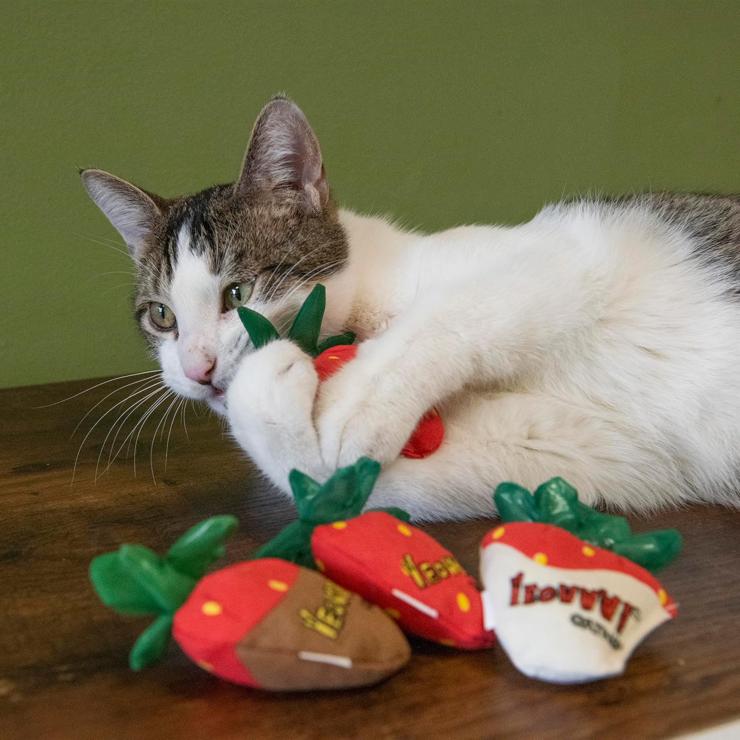 Yeowww!, Strawberries Catnip Cat Toy, 3 Count