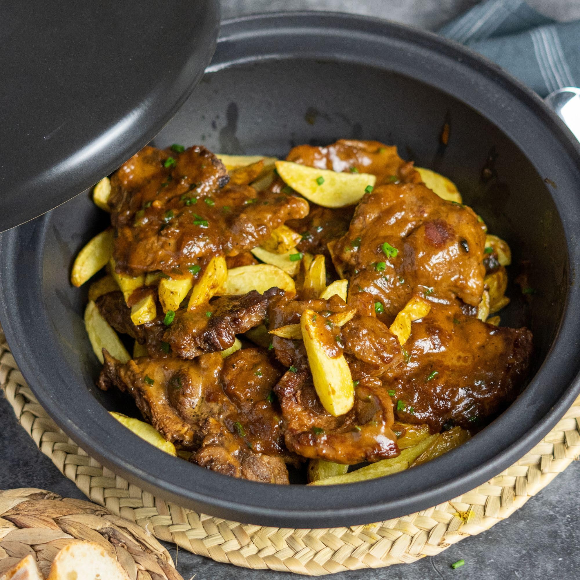 Mahlzeit gusseiserne Tagine | Ø 25 cm | emailliert | Tajine-Topf mit Deckel aus glasierter Keramik für Backofen, Elektroherd, Gasherd, Induktion | Tajine für marokkanische Küche und vieles mehr