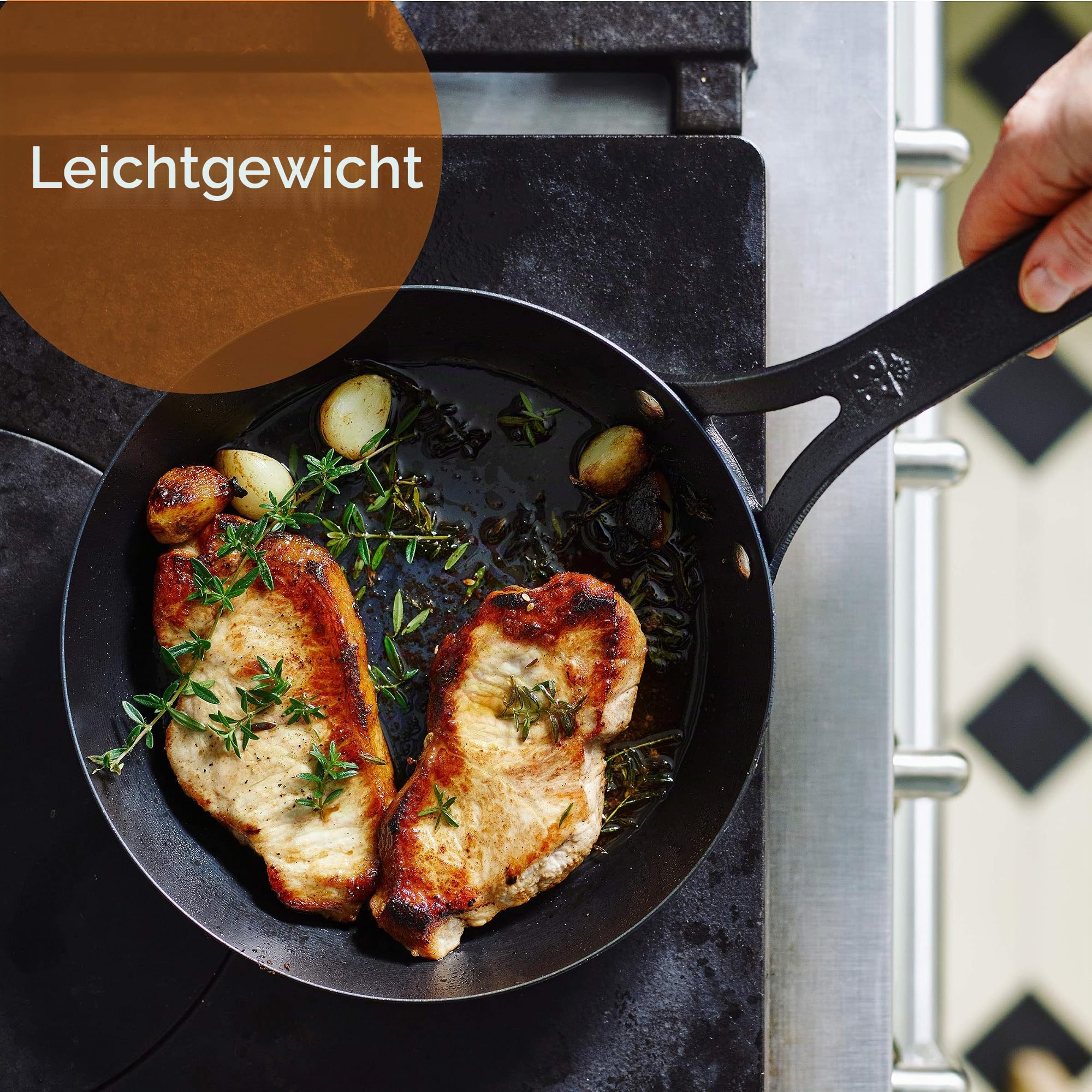 BK Black Steel Vorgewürzte 26cm Bratpfanne aus Kohlenstoffstahl, Geeignet für Induktion, Backofen- und Bratrostsicher bis 350C, Langlebig und Professionell, Schwarz