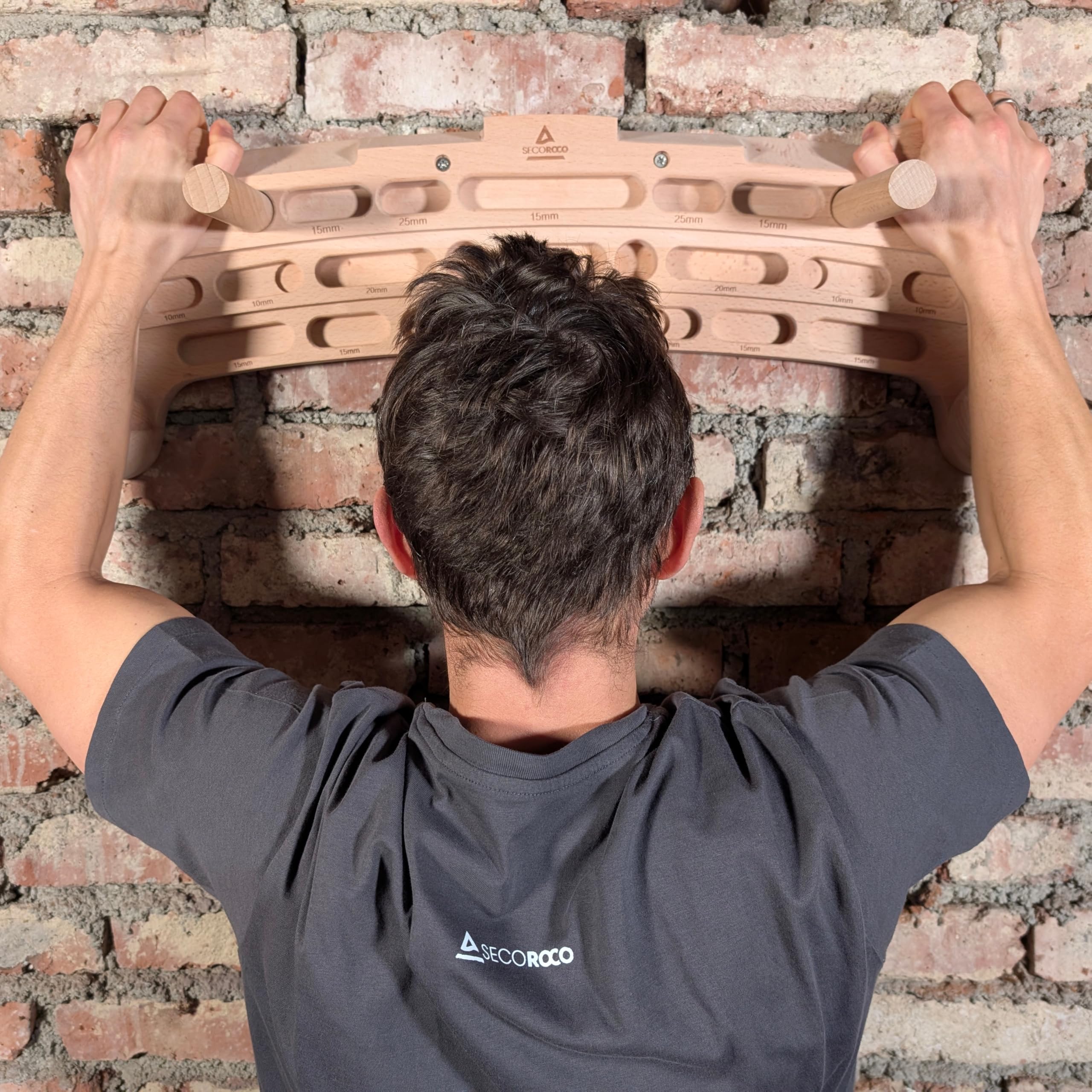 Kletterboard aus Holz - Eierlegende Wollmilchsau - Multi Hangboard mit Sticks und Sloper - Grifftiefen 10-25 mm