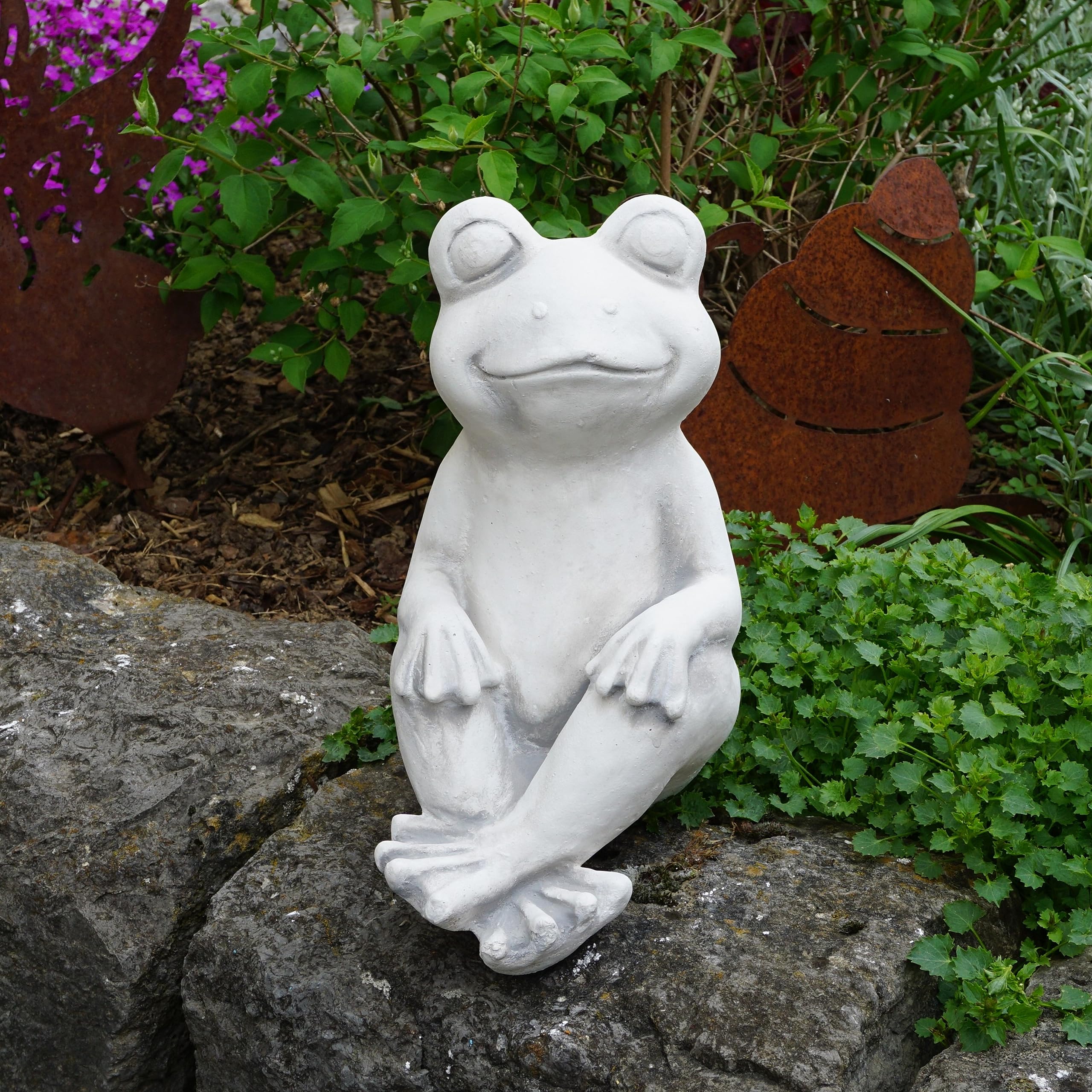 gartendekoparadies.de Froggi – der Glückliche Frosch, Steinfigur aus Steinguss, Grau, Frostsicher, H. 29 cm, 11 kg, für Außenbereich (Froggi)