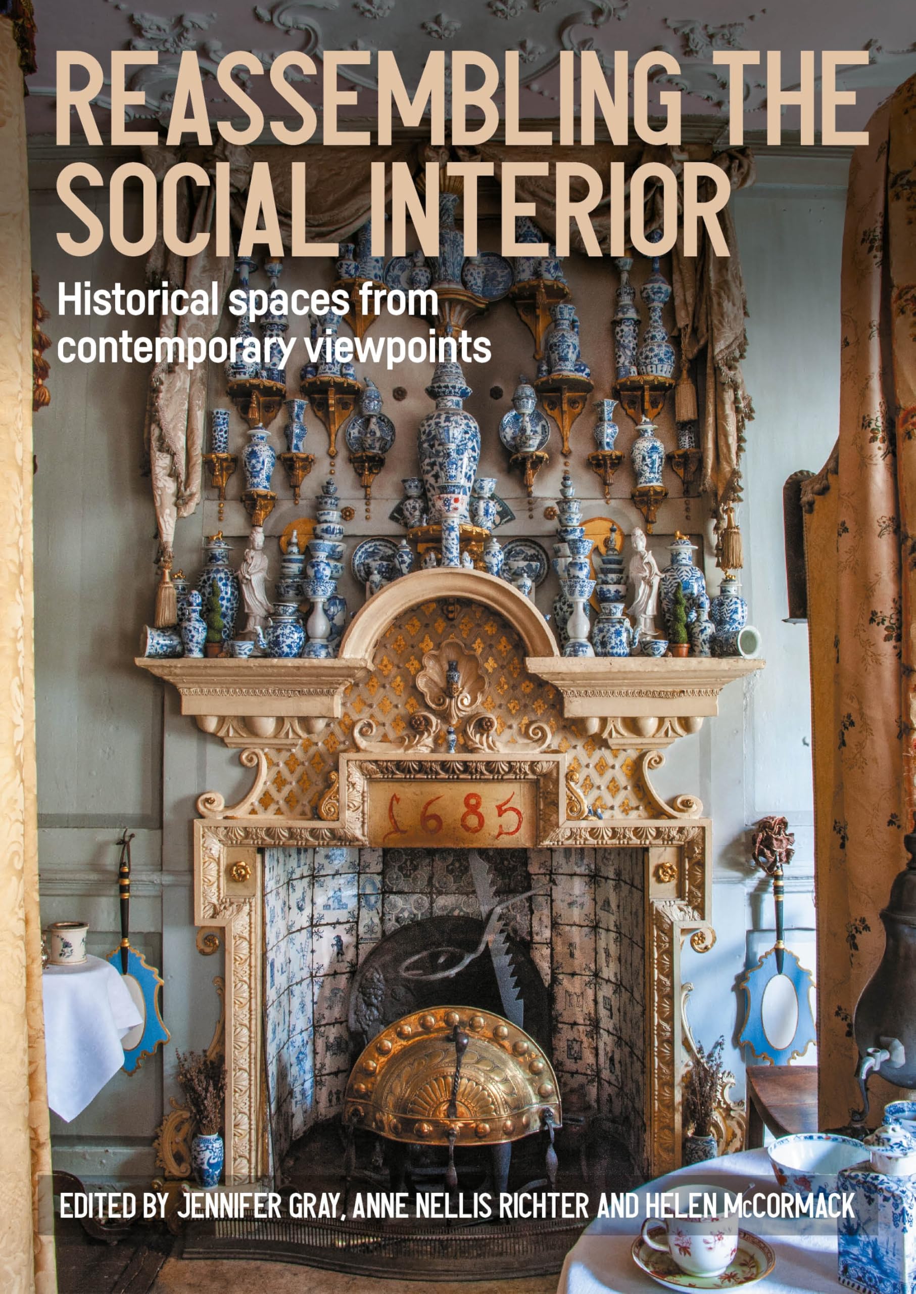 Reassembling the social interior beau livre pour historiens de l'art et design