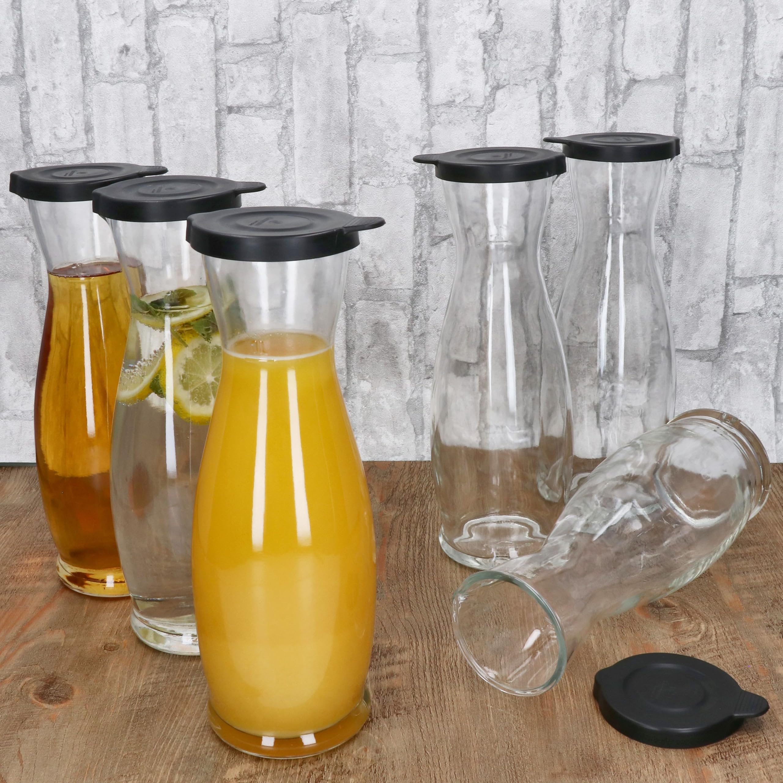 MamboCat 12er Set MIA MISURA Wein-Karaffe mit schwarzem Kunststoff-Deckel I 1 Liter, geeicht I Glas-Krug mit Ausgießtülle für Wein, Wasser, Saft, Milch & Co.