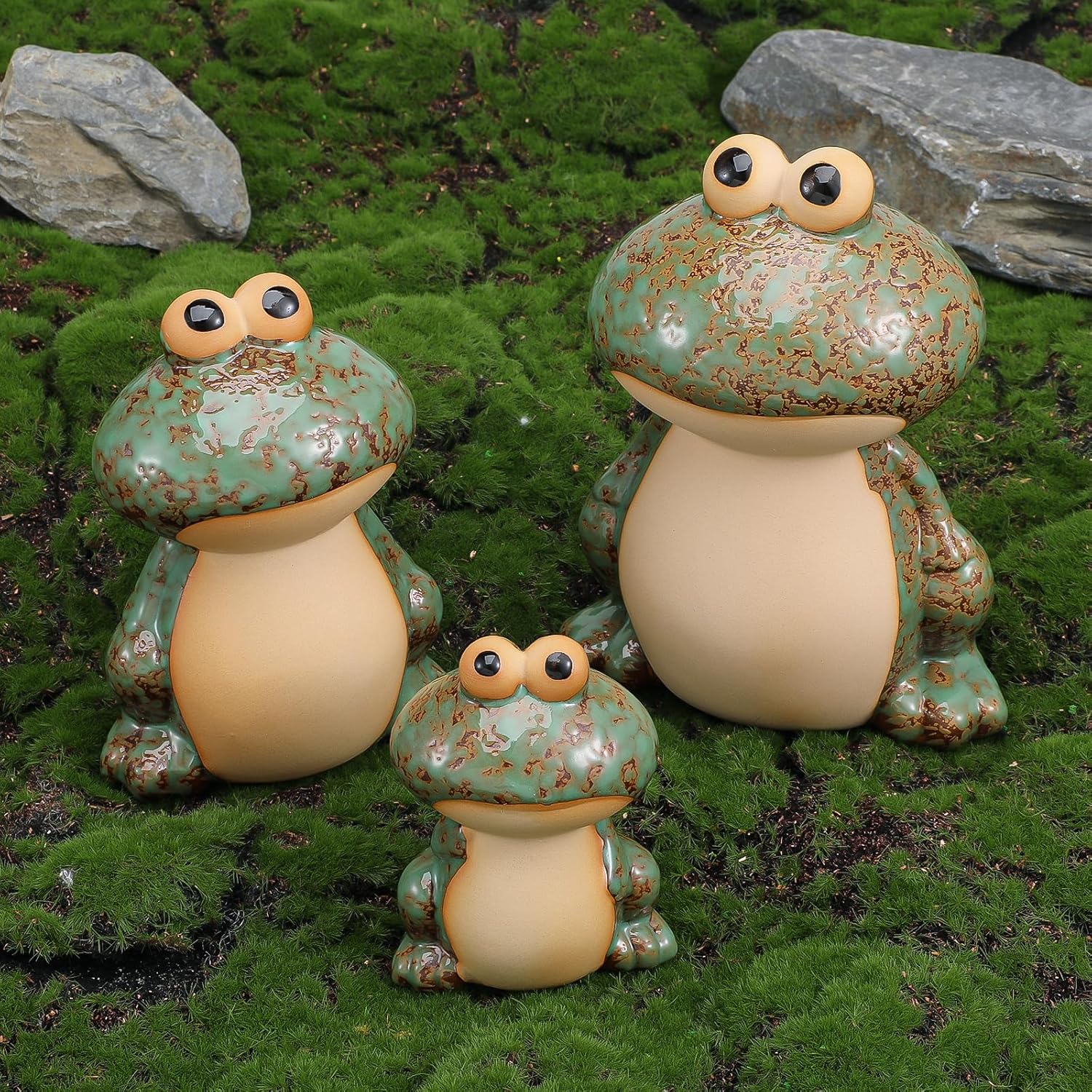 Garden Frog Decor Set of 3 Outside Ceramic Frog Statues Cute Yard Decoration Funny Holiday Ornament for Patio Backyard Pond Pool Front Porch Mom Grandma Family Friend