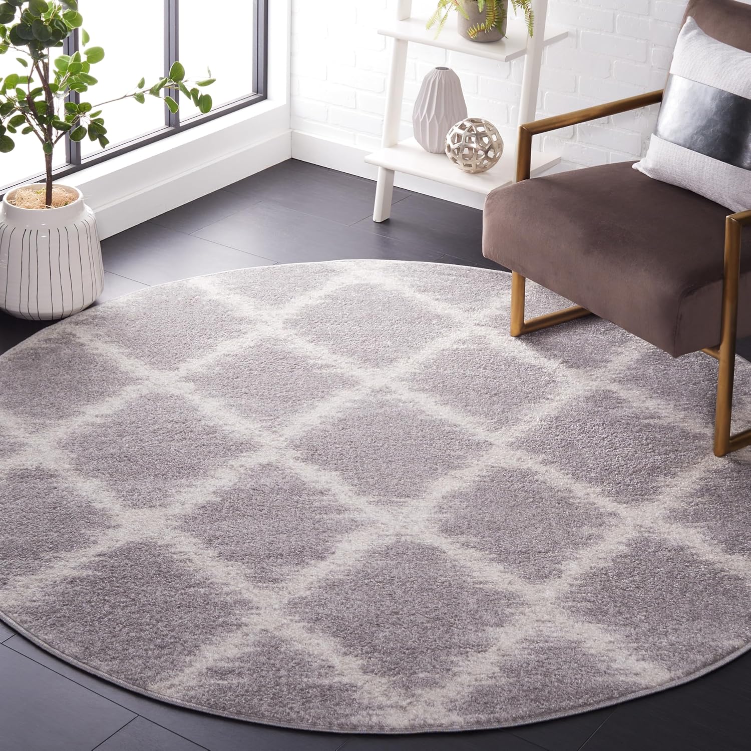 SAFAVIEH Adirondack Collection Accent Rug - 2'6" x 4', Silver & Ivory, Modern Trellis Design, Non-Shedding & Easy Care, Ideal for High Traffic Areas in Entryway, Living Room, Bedroom (ADR120B)