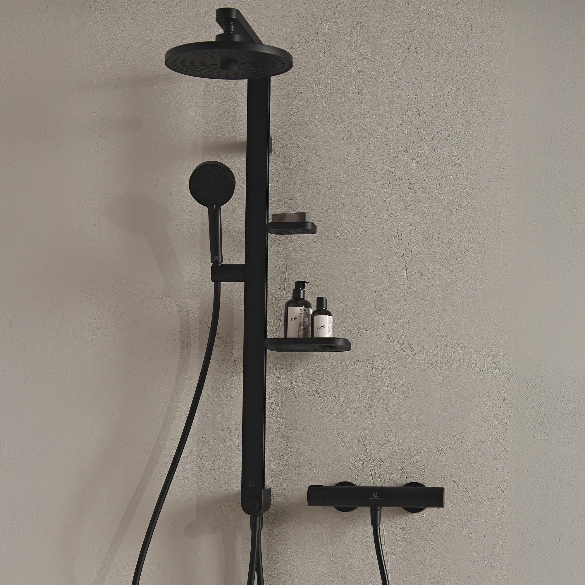 Ideal Standard Ceratwist Alu+ Duschsystem, hergestellt aus 100% recyceltem Aluminium, Wassersparende Brause mit variablen Strahlarten – Schwarz Matt (338x501x1104 mm)