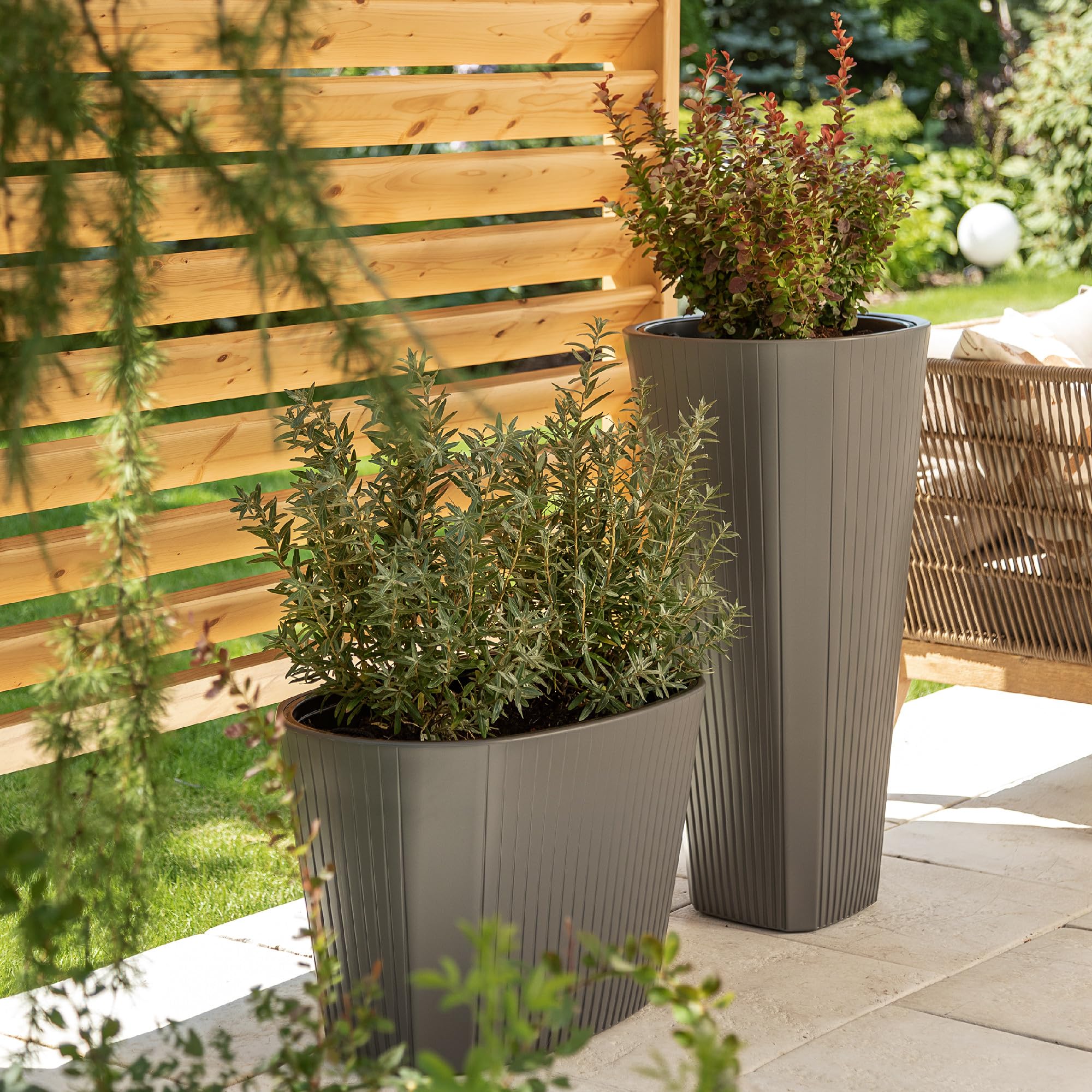 botle Pot de fleurs avec grand insert - Couleur terre cuite - Ovale - 59,5 x 39 cm - Hauteur : 41 cm - Surface rainurée - Plastique mat - Moderne - Glamour - Pour terrasse, jardin, balcon