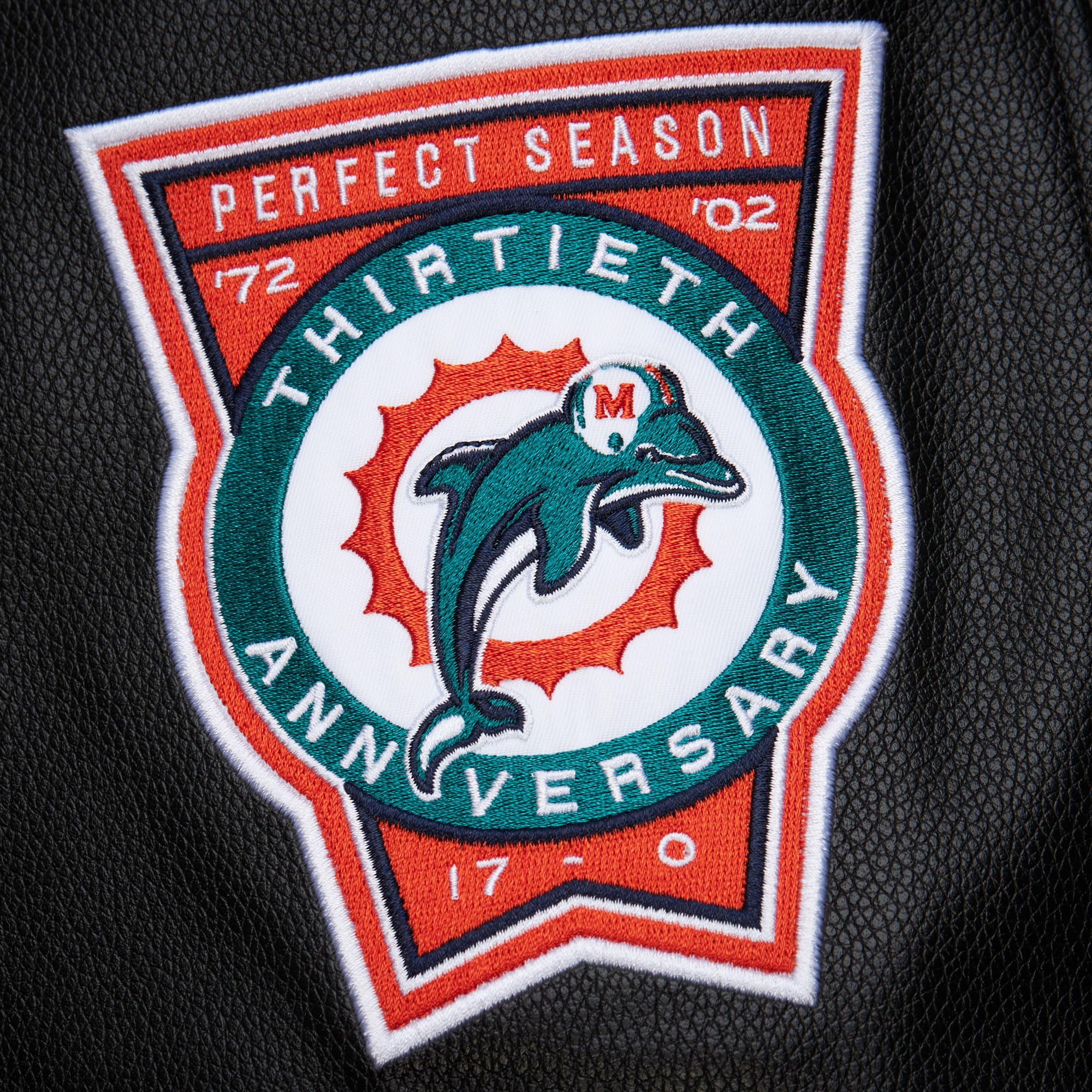 Mitchell & Ness NFL Blackout Retro Chaqueta universitaria | Mezcla de lana y poliéster | Mangas de PU | Parches y bordados AUZAVE210MSFen el pecho y las mangas | Puños acanalados en cuello