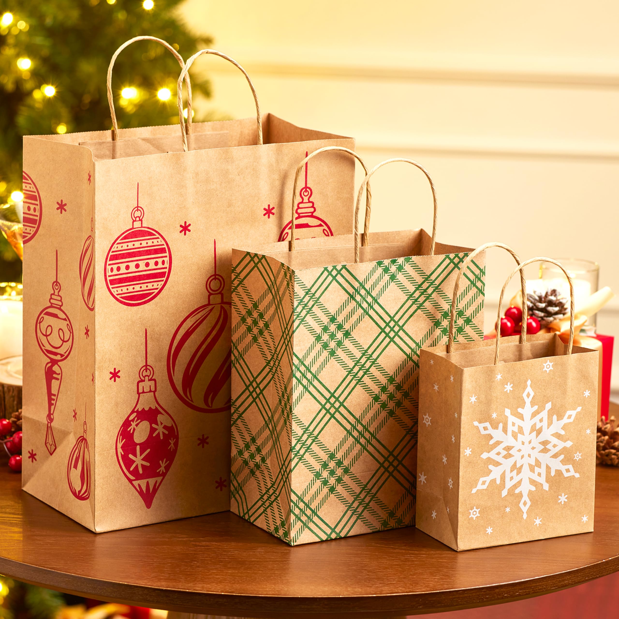 JOYIN Lot de 24 sacs cadeaux de Noël en papier kraft de tailles assorties, sacs d'emballage réutilisables avec poignées pour fête, anniversaire, festival, salle de classe, friandises, bonbons et