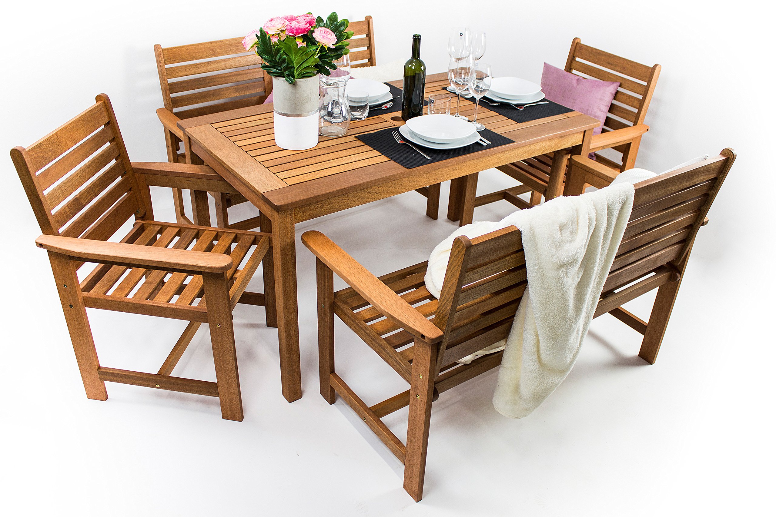 AVANTI TRENDSTORE Set da giardino 5 pezzi in legno tropicale tavolo 135x73,5x75 cm sedie 61x88x62 cm panche 120x88x62 cm