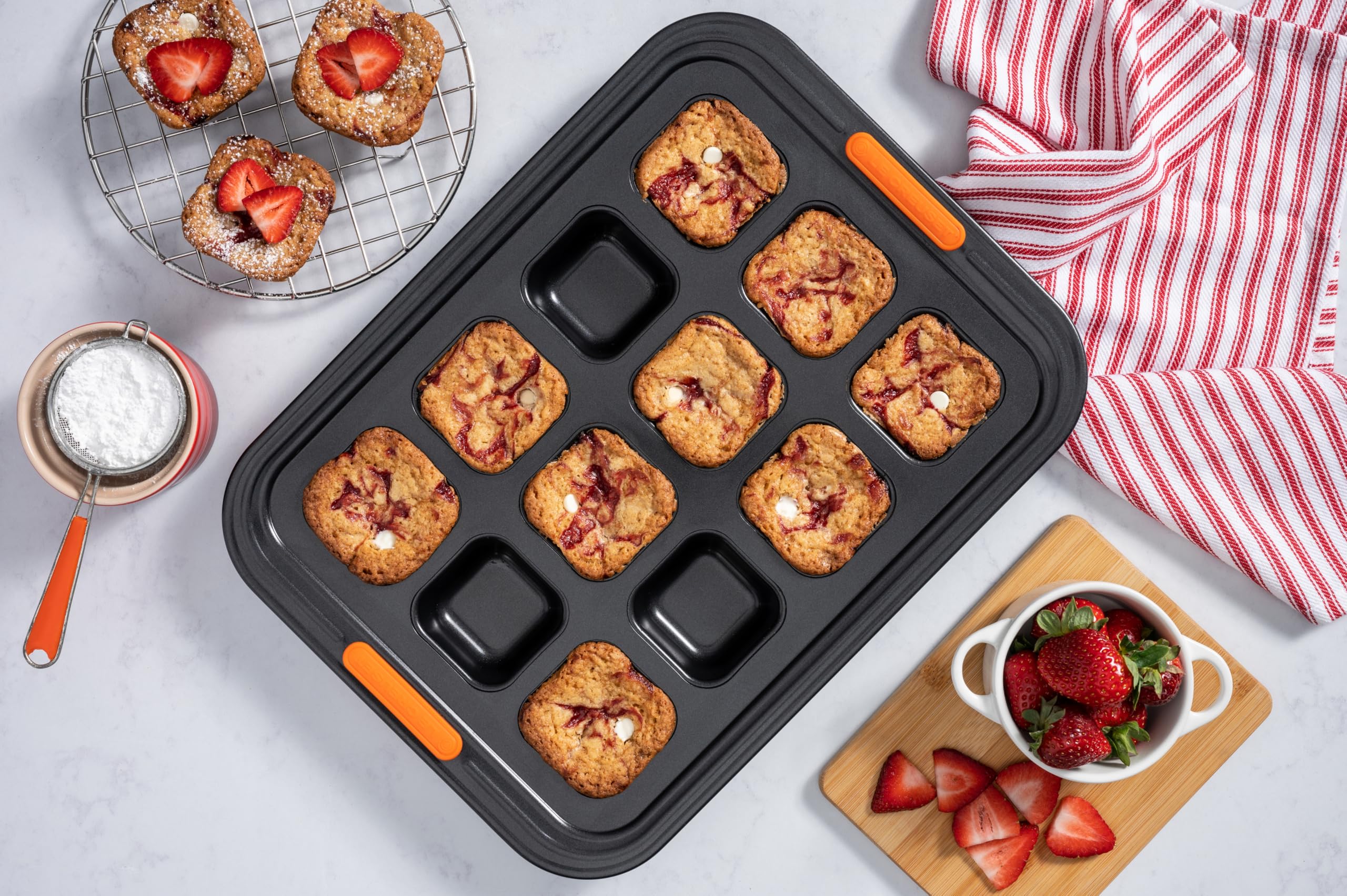 Le Creuset Backform für 12 Cups, antihaftbeschichtet, Karbonstahl, Schwarz, 46024000000100